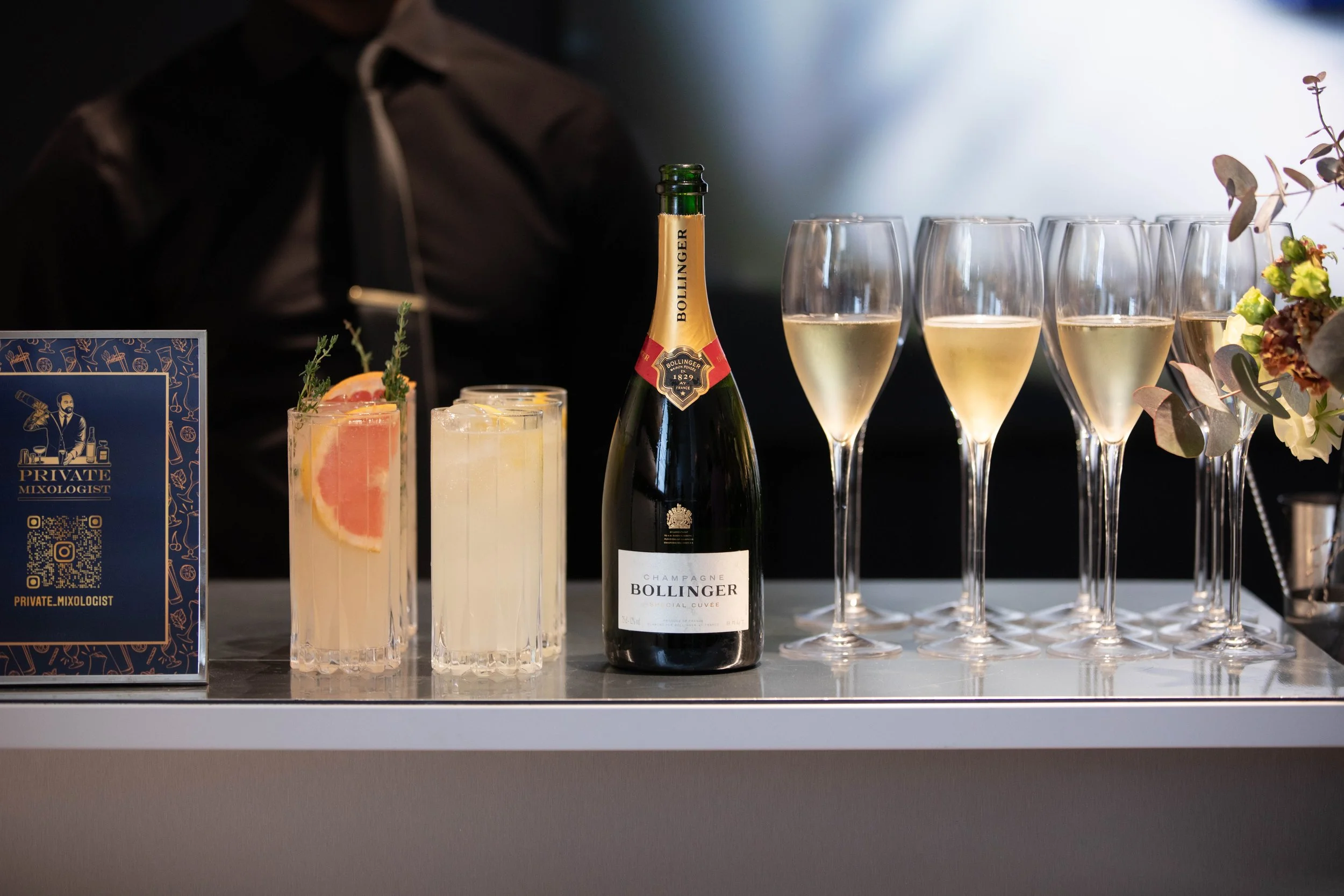 Corporate cocktail bar hire in London with professional mixologist ready before guests arrive.