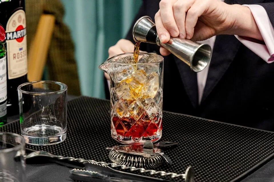 Bar with Tailored to your theme Imag