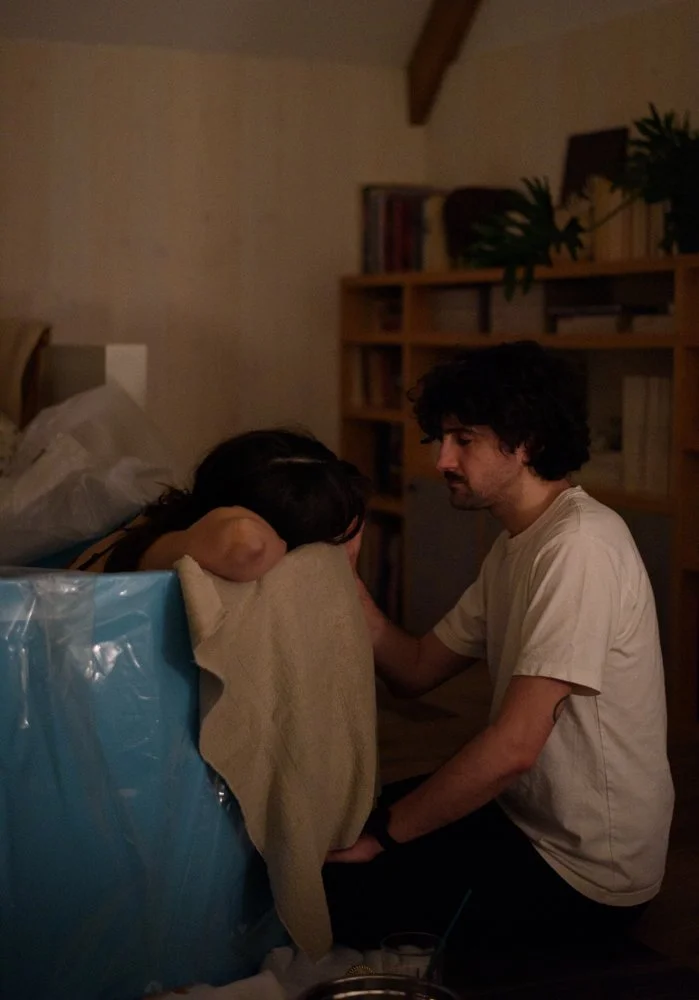 Femme dans une piscine de naissance accompagné par son amoureux.