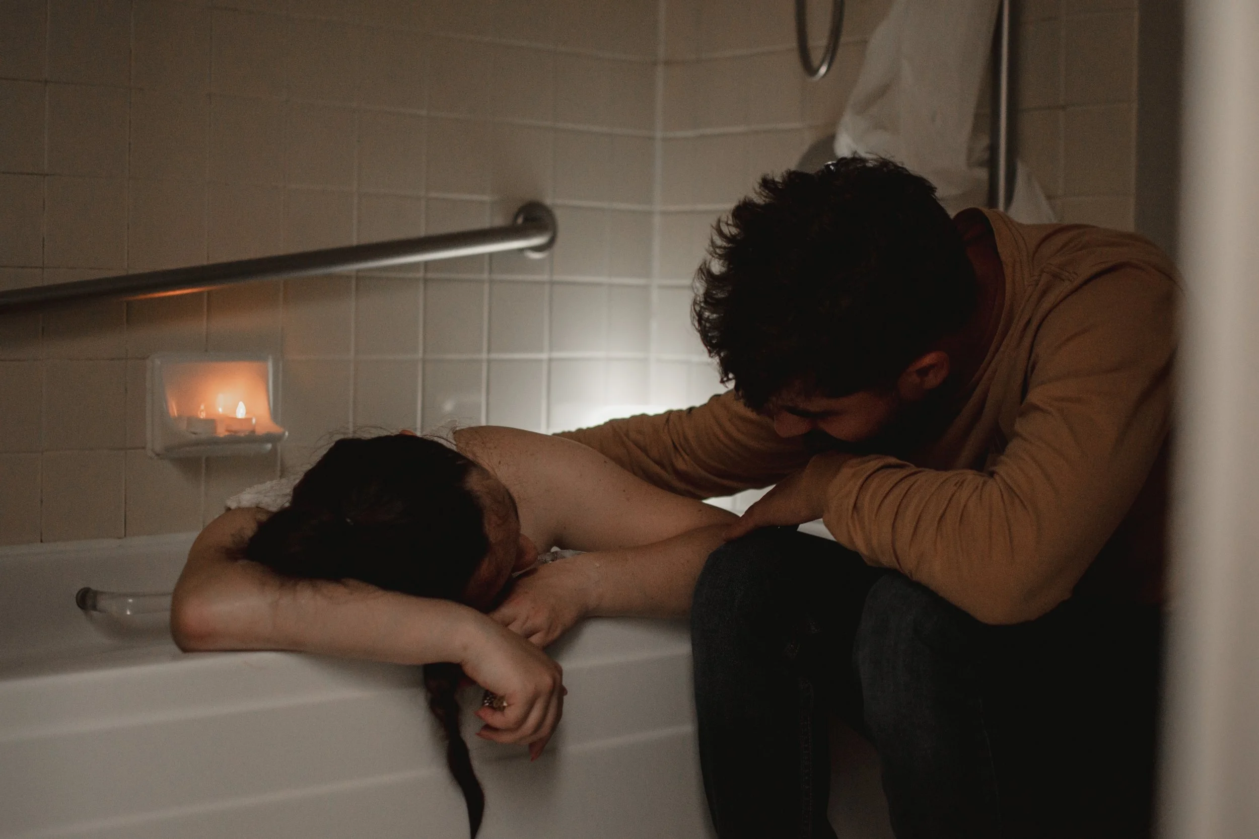 Couple qui accouhement dans le bain du CHUS sherbrooke avec leur doula.
