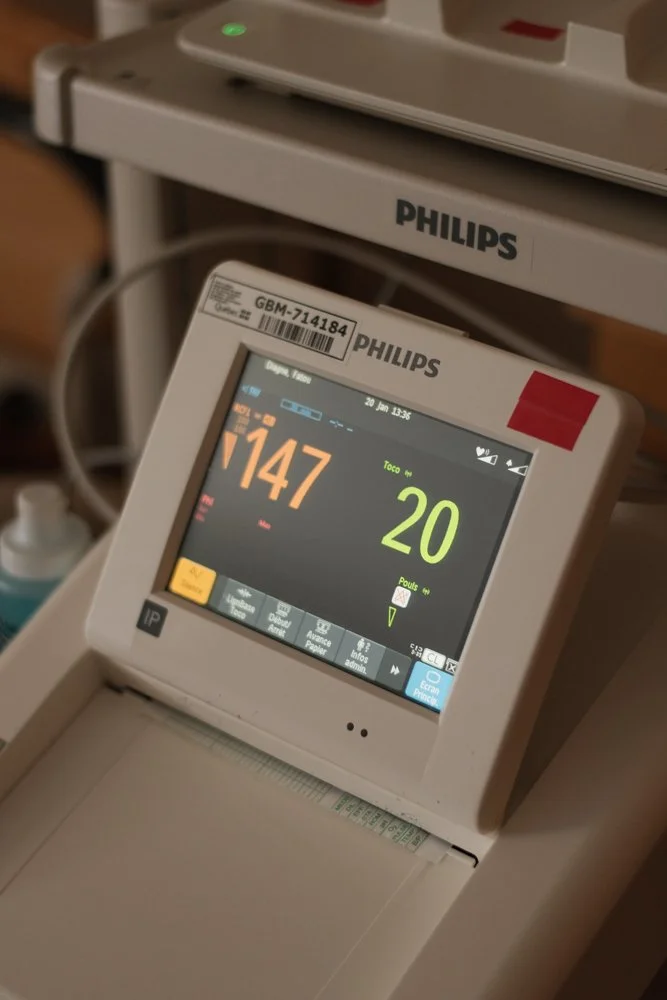 Moniteur médical affichant une fréquence cardiaque de 147, une pression artérielle de 20 et d'autres données médicales.