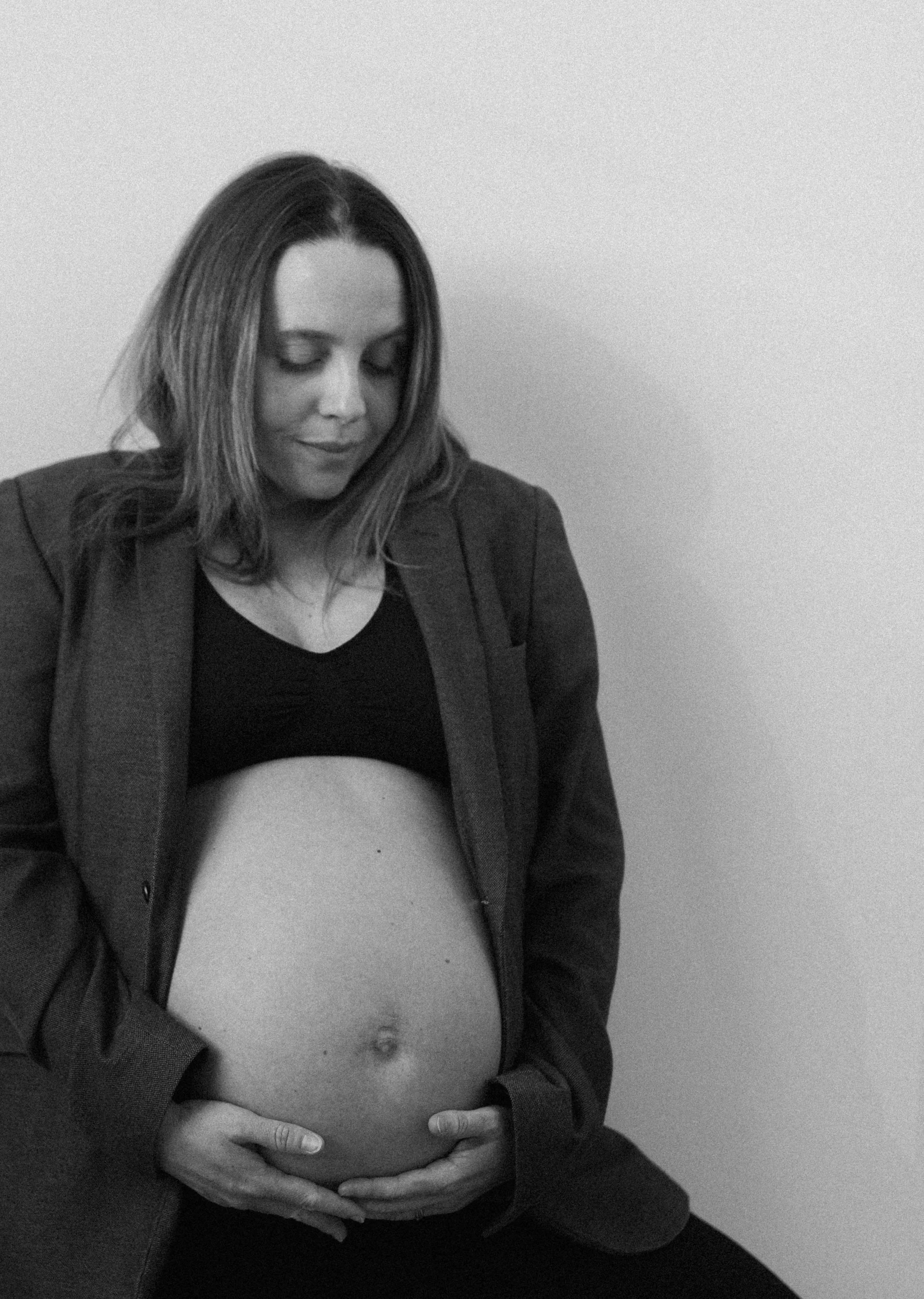 Femme enceinte prise en photo pour ses souvenir de grossesse.