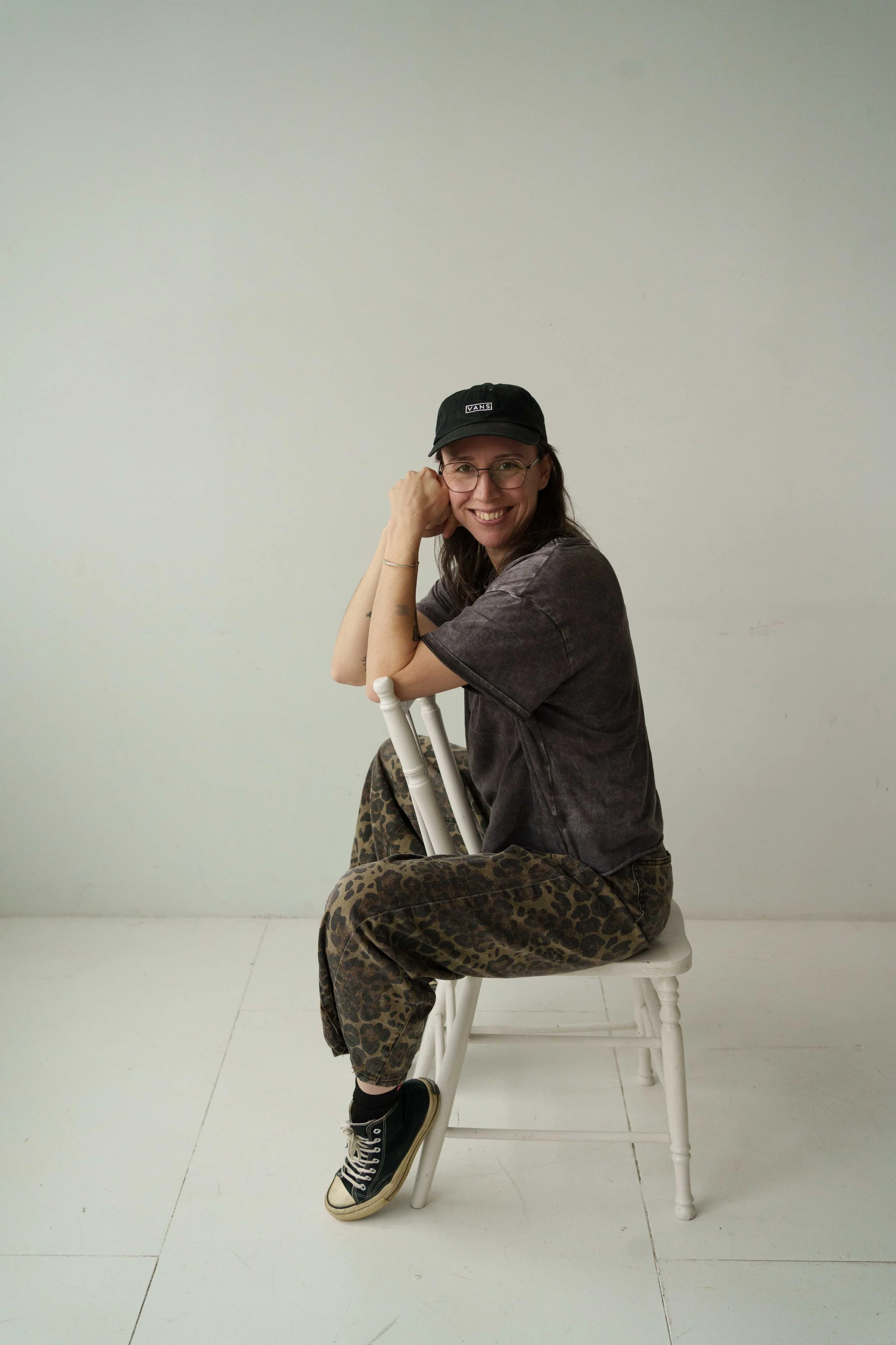 Portrait d'une femme au cheveux brun souriante.