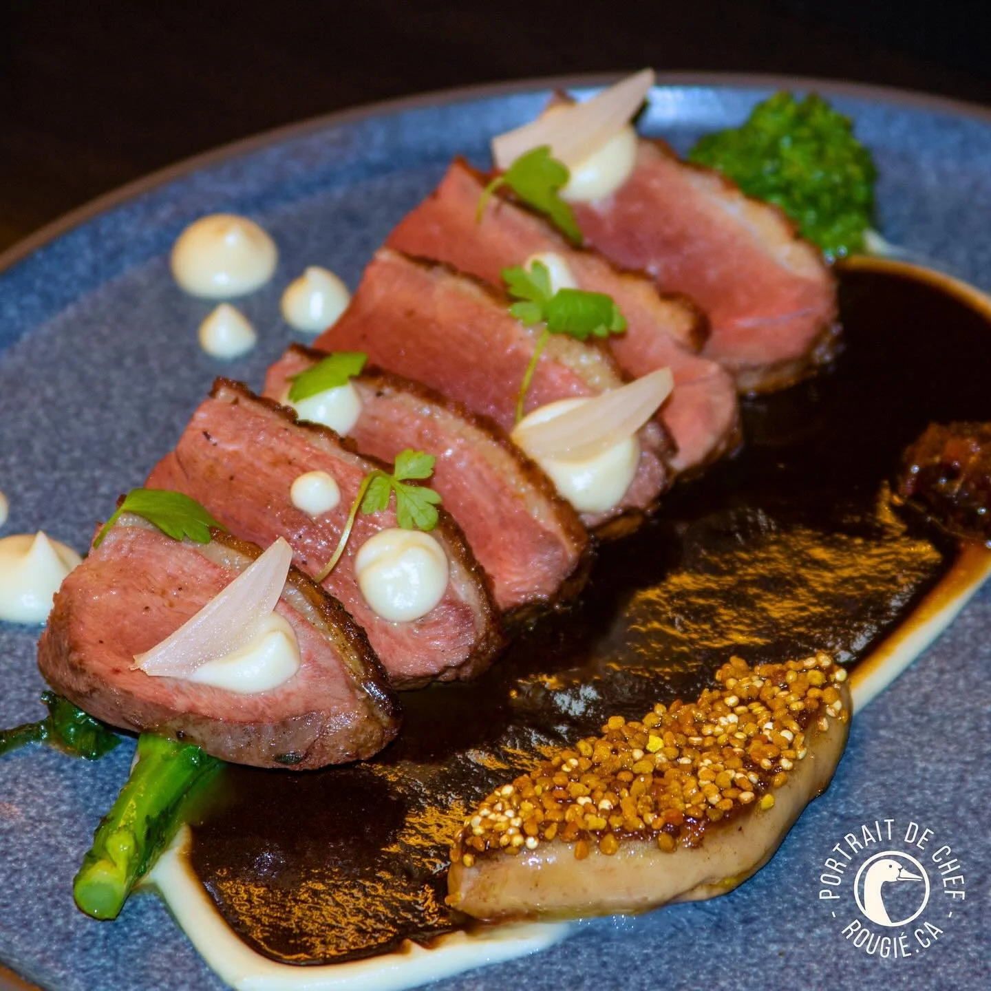 👨&zwj;🍳 Chef @michaelho._ | @namaomakase 🍽
D&eacute;couvrez une recette exceptionnelle : Canard matur&eacute;, frott&eacute; aux &eacute;pices et caf&eacute;, accompagn&eacute; de pur&eacute;e de c&eacute;leri-rave, foie gras po&ecirc;l&eacute; &a