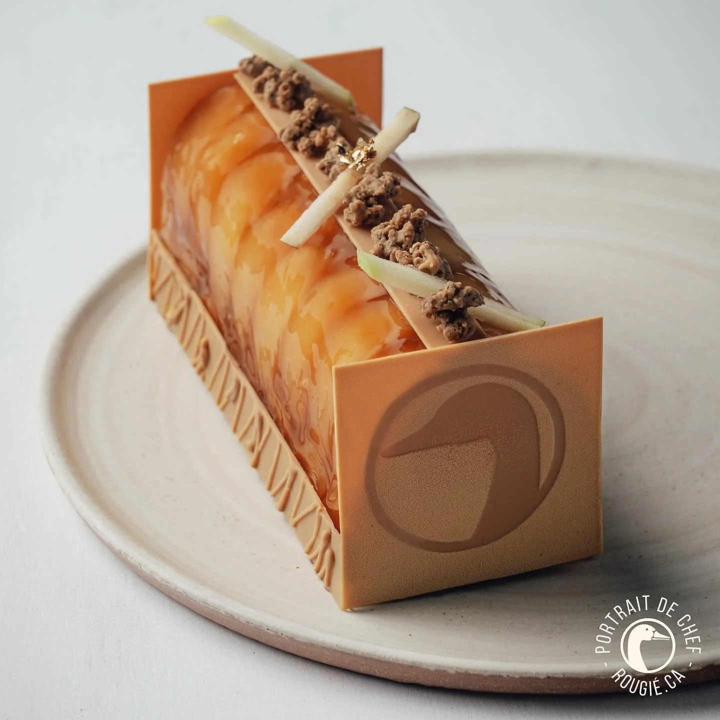 🎄 B&ucirc;che de No&euml;l par @chefdutertre 🎄

Un mariage &eacute;l&eacute;gant de foie gras, pomme fa&ccedil;on Tatin et pain d&rsquo;&eacute;pices pour une b&ucirc;che festive unique. La mousse de foie gras onctueuse rencontre l&rsquo;acidit&eac