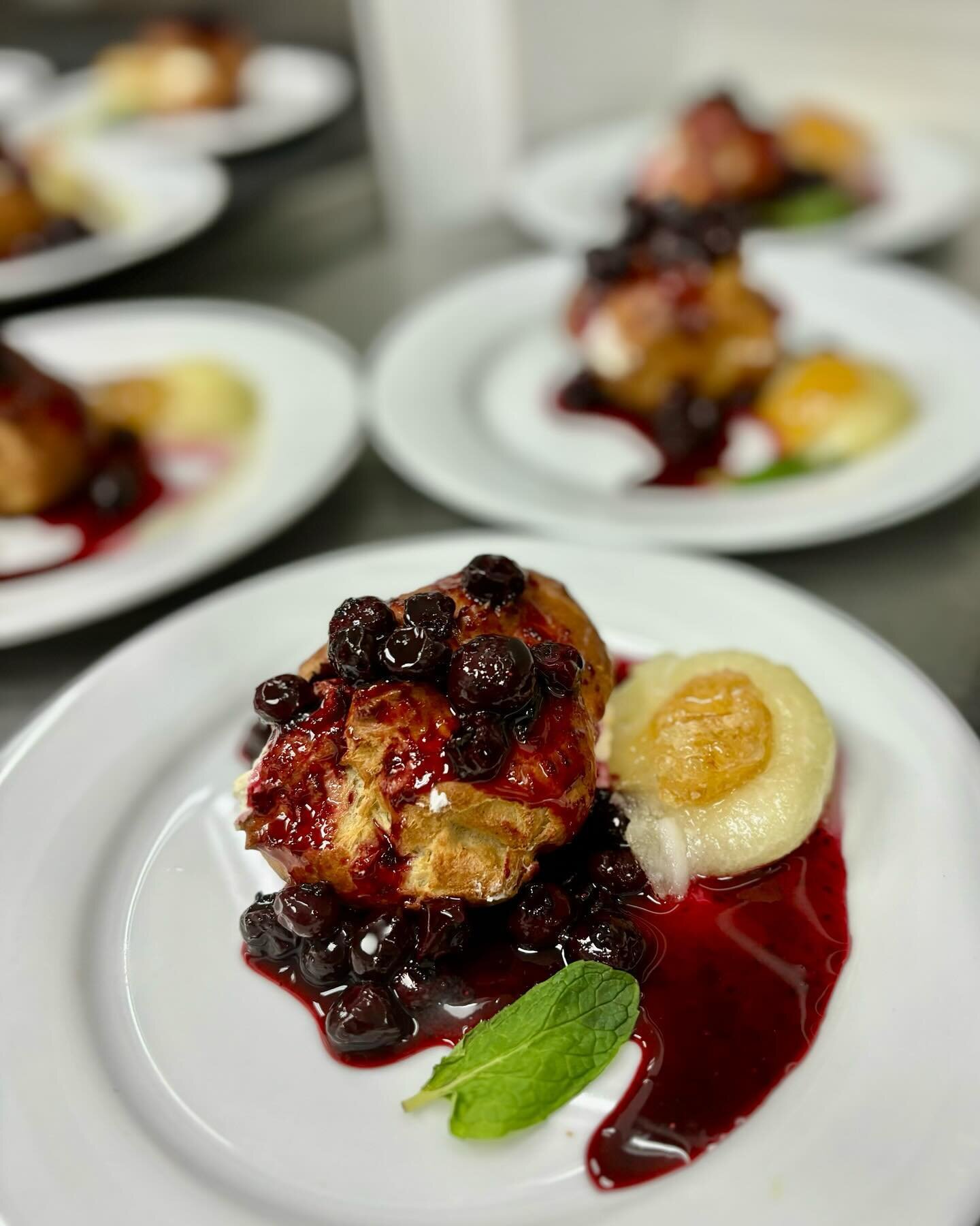 Had an incredible time at our wine dinner last Saturday! Feast your eyes on this mouthwatering dessert: Blueberry Lemon Profiteroles accompanied by Honeycomb and Mint Sorbet. 🍋🍇🍨