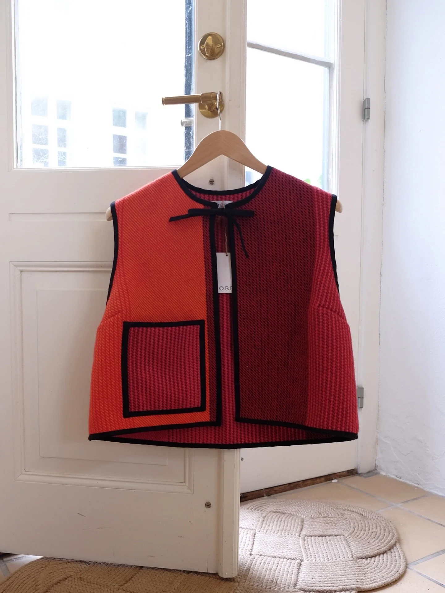 Hottie Vest 💕

100% wool &middot; one of a kind

Made from a vintage wool blanket.

Available online and at Kronprinsessegade 15.

🤍 Sophie