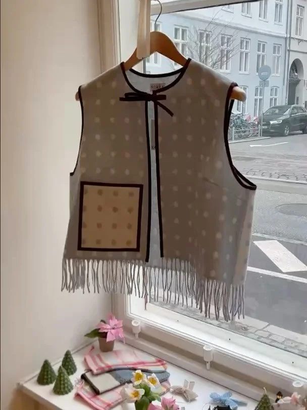 Dotted dream vest 🤍

Up for grabs! Only this one available.
The jacket is already sold.

100% wool &mdash; size M/L