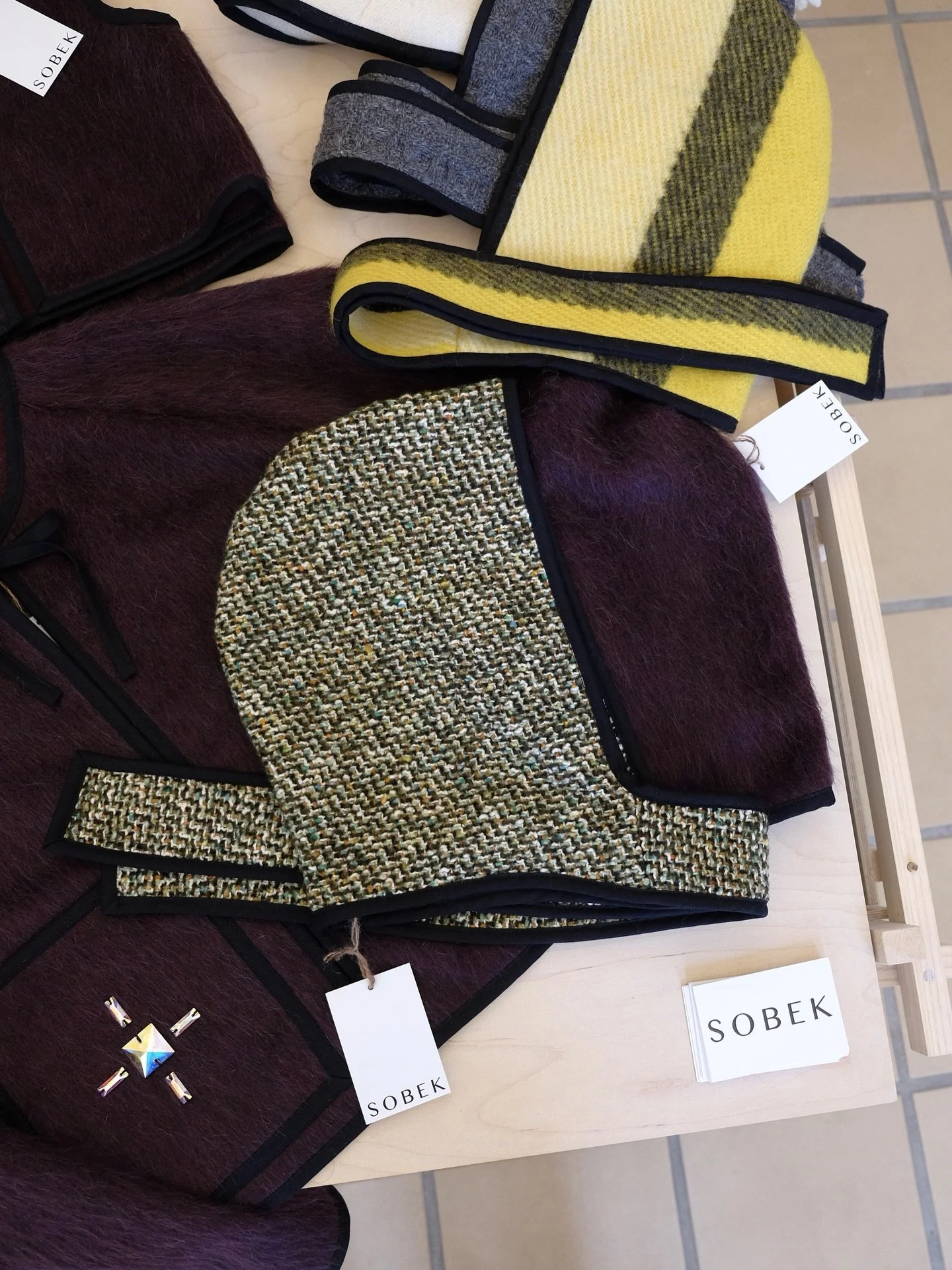 This fabric 🖤

So beautiful, with the most beautiful colors.

Wool hood crafted from Bottega Veneta deadstock.

DM if you feel it too.