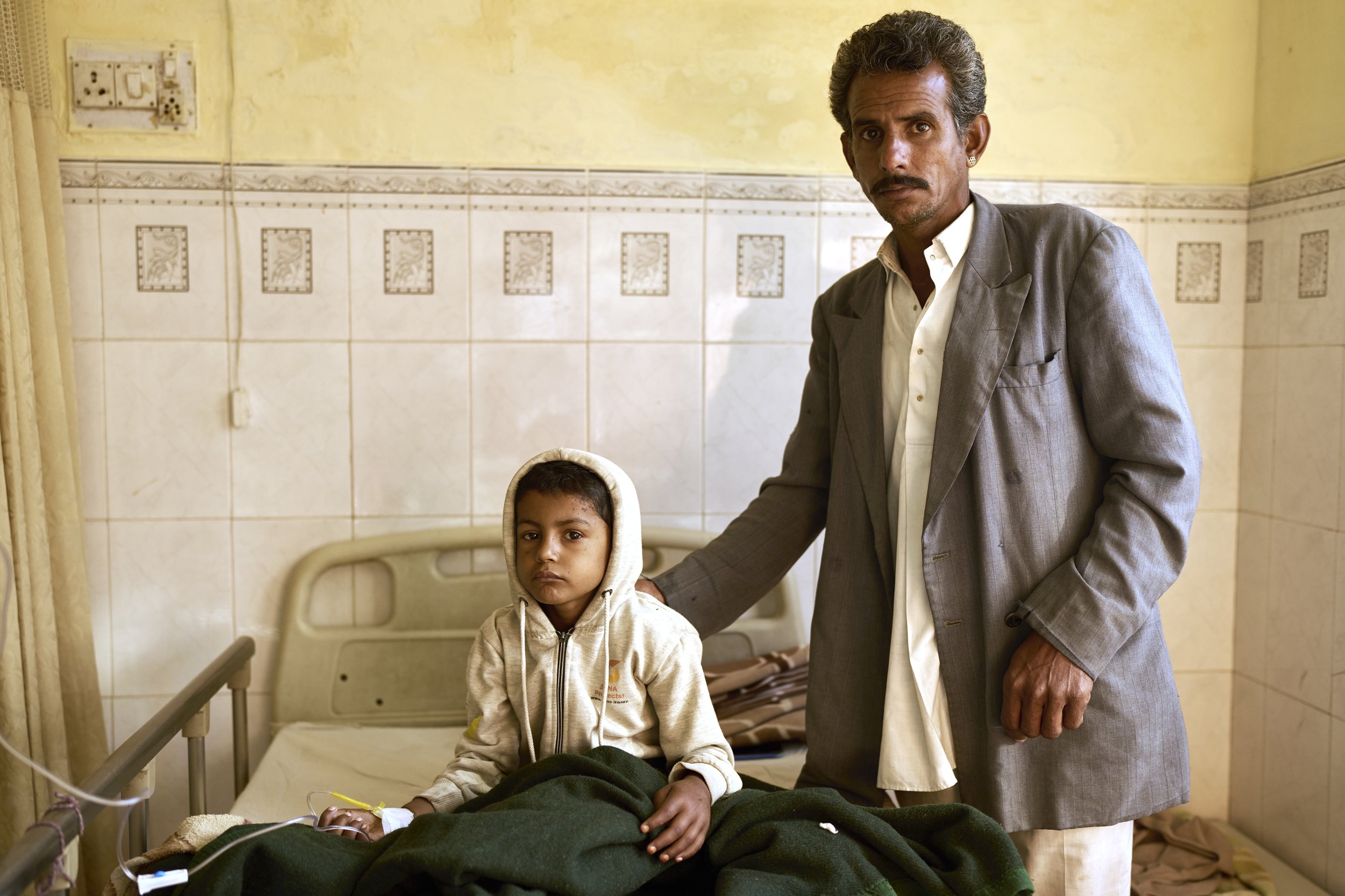 Swaroop and her father. Due to a delay in diagnosis the bone cancer had already spread to her lungs. She passed away a week after this photo was taken. Bikaner, India, 2023