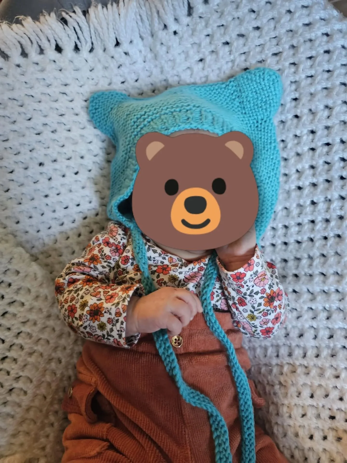 🥺 bb bear in the bb bear bonnet
.
.
.
#railbearbonnet by @knittingforolive 
#cascade220superwash @cascadeyarns