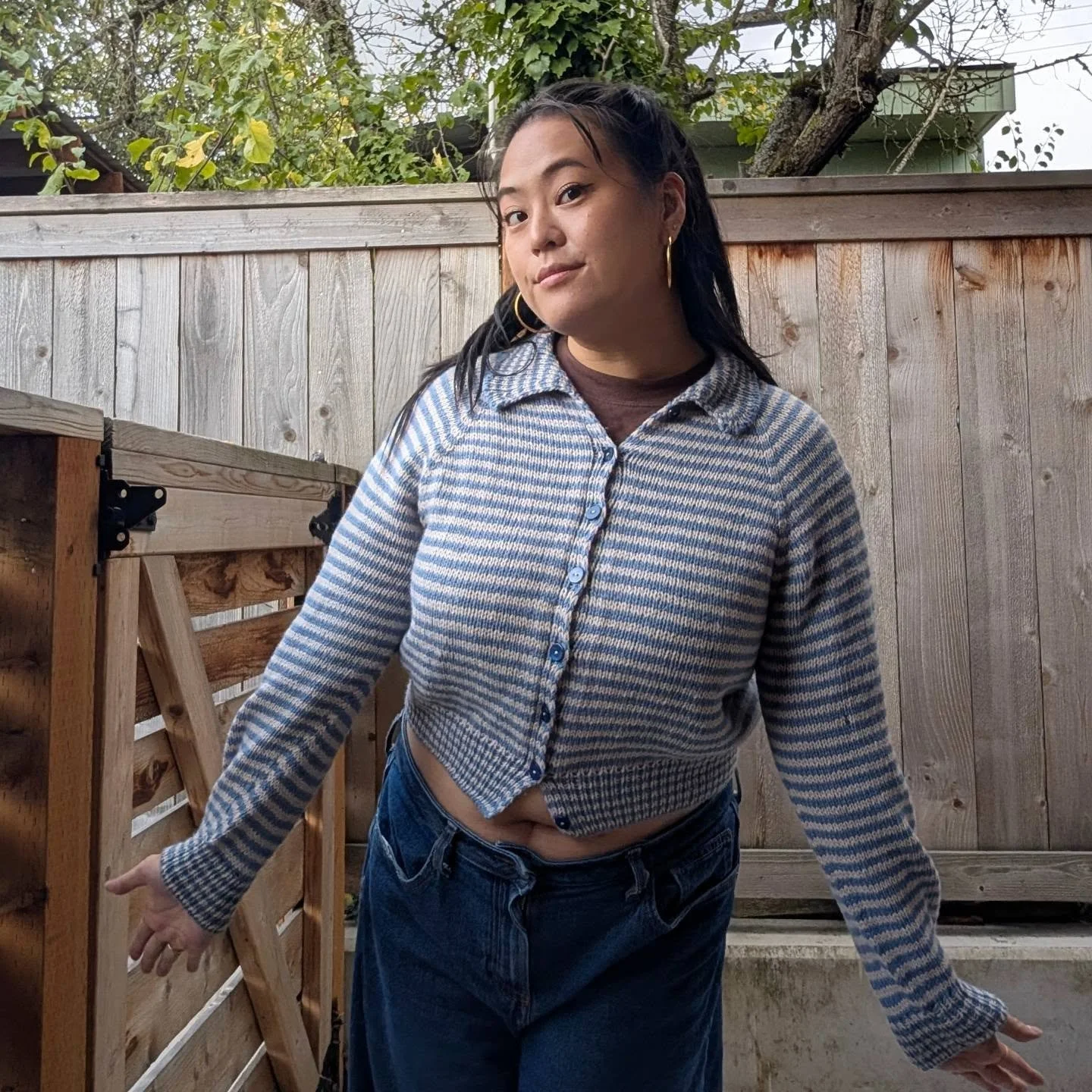 don't ask me about my tension bc I don't wanna talk about it
.
.
.
buddy knit w @andmade.co 🩵🤍
buttons also from @andmade.co
#stripeoverloadcardi @spektakelstrik 
@knittingforolive #heavymerino