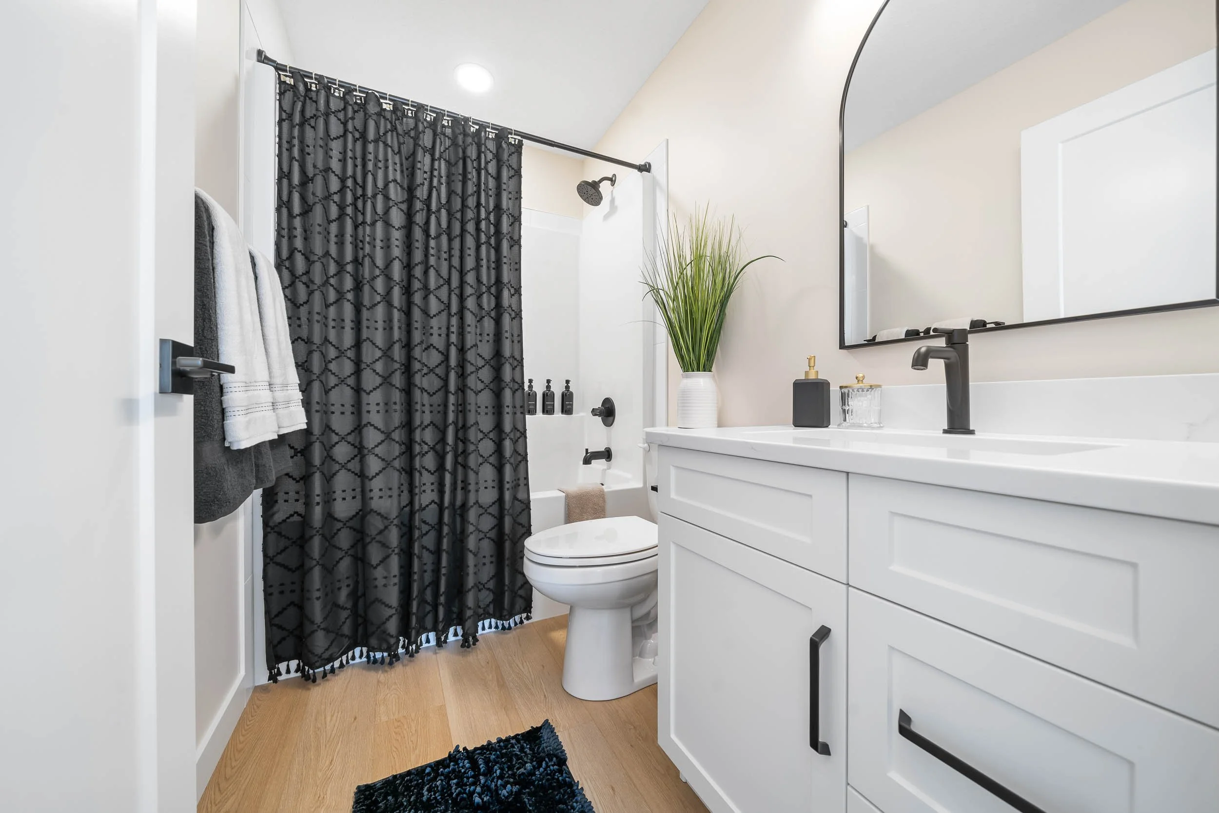 Azalea IV - Guest Bathroom