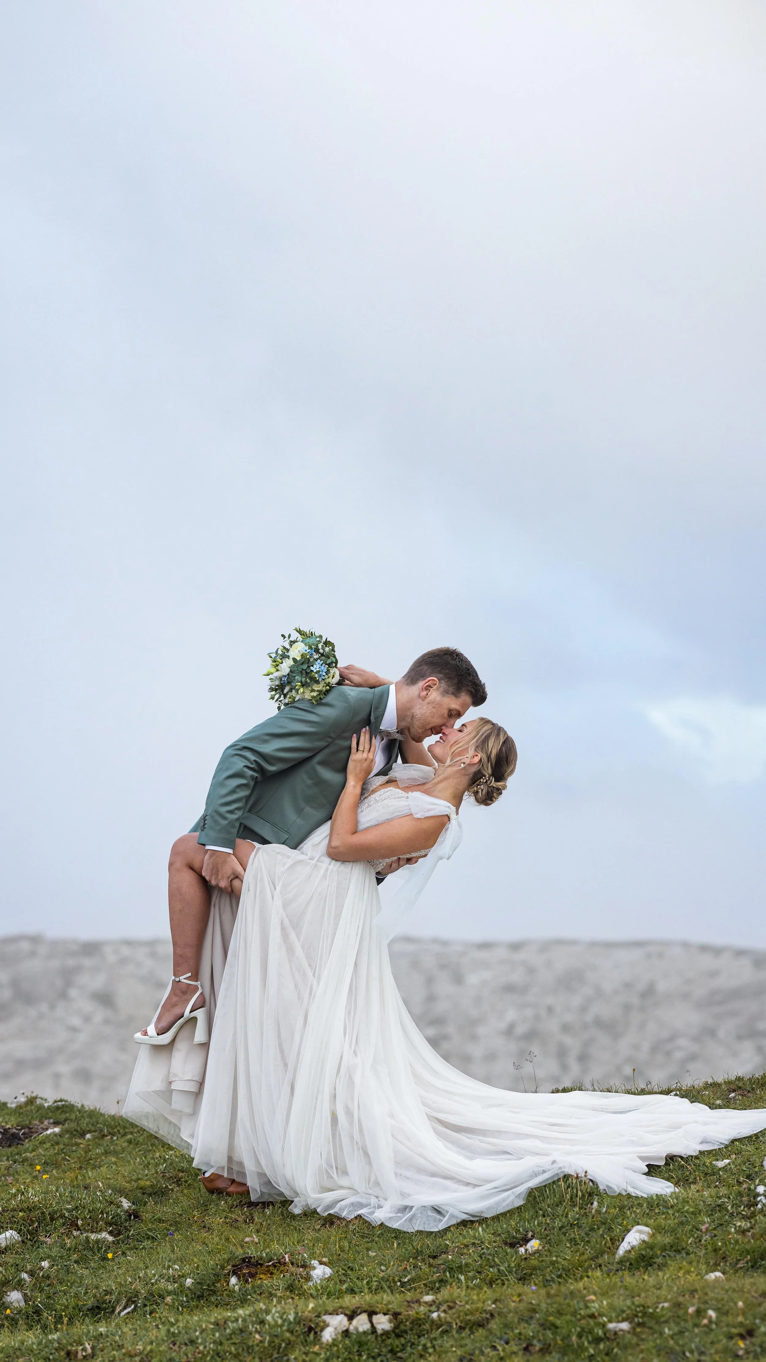 Behind the scenes mit @danielhamm_films in den Dolomiten.
@linriehlhochzeitshaus
@louises.haarflechterei
@modelcouple_olga.max
#dolomite #italy #alps #wedding #weddingphotoinspiration #weddingphotographers #weddingphotography #hochzeitsfotograf #