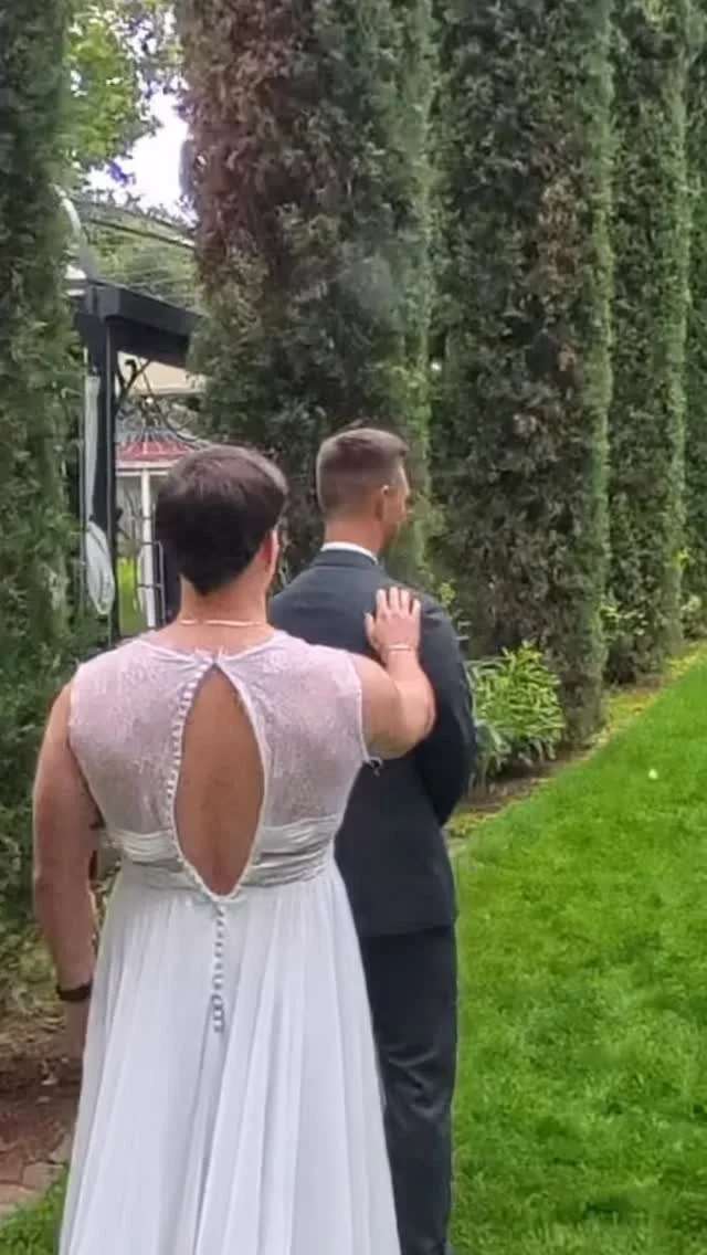 First Look Prank
Wie würdest du reagieren? 😂
Schicke das einer Braut, die das auch mal machen sollte! 👏🏻
#hochzeit #hochzeitsfotograf #hochzeitsfotografie #wedding #prank #weddingphotoinspiration #weddingphotography