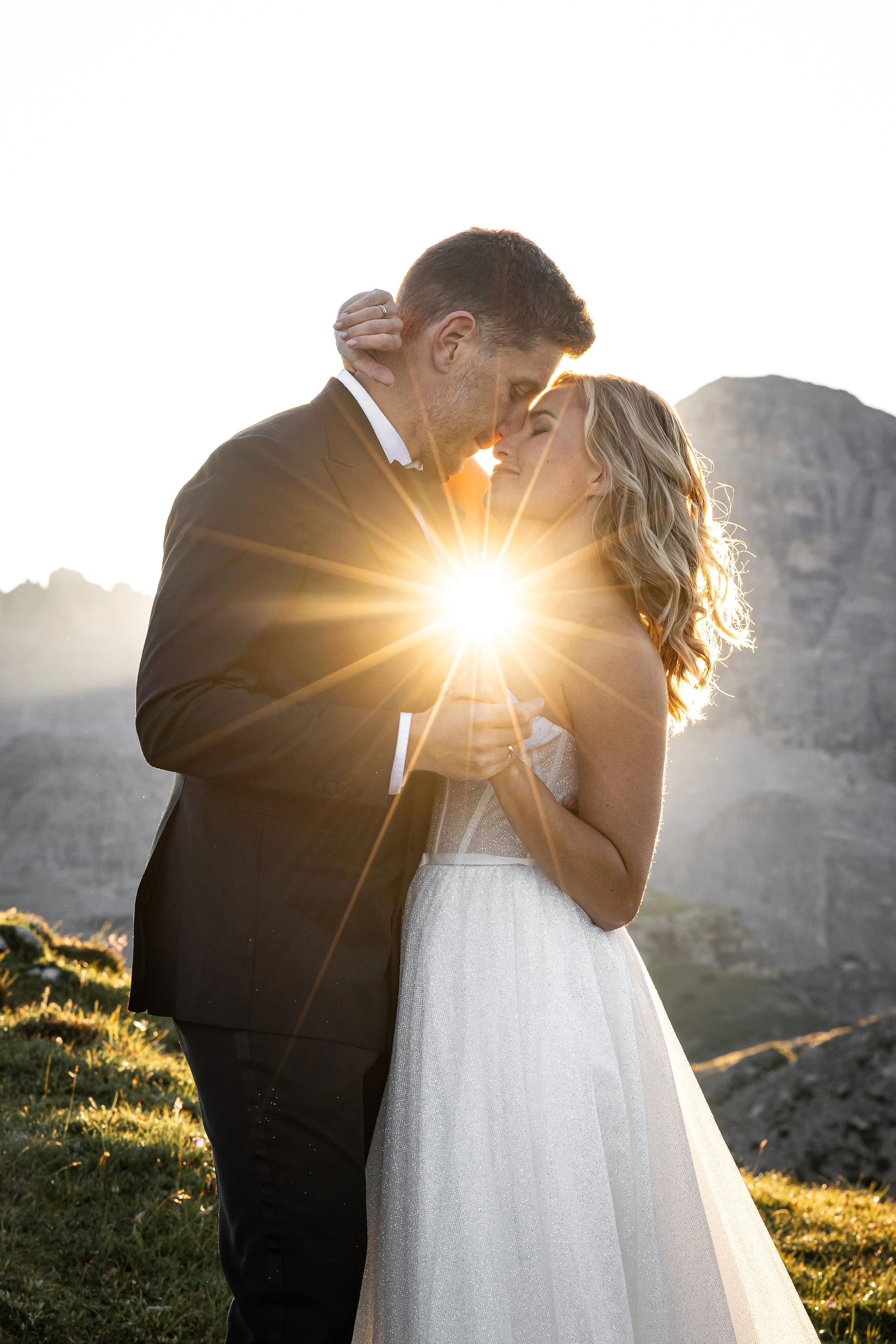 Ein Brautpaar genießt den Sonnenaufgang in den Dolomiten