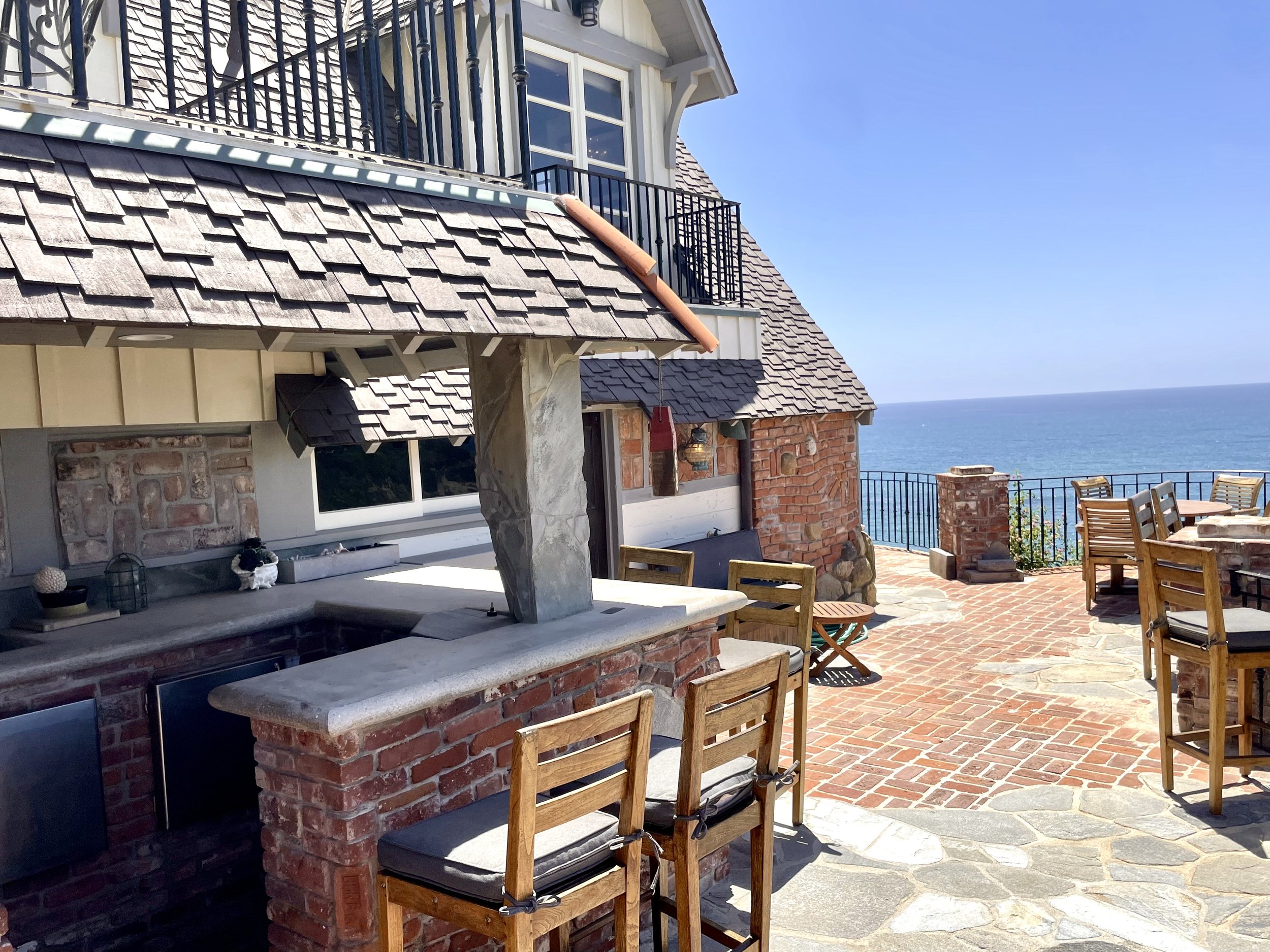Outdoor bar