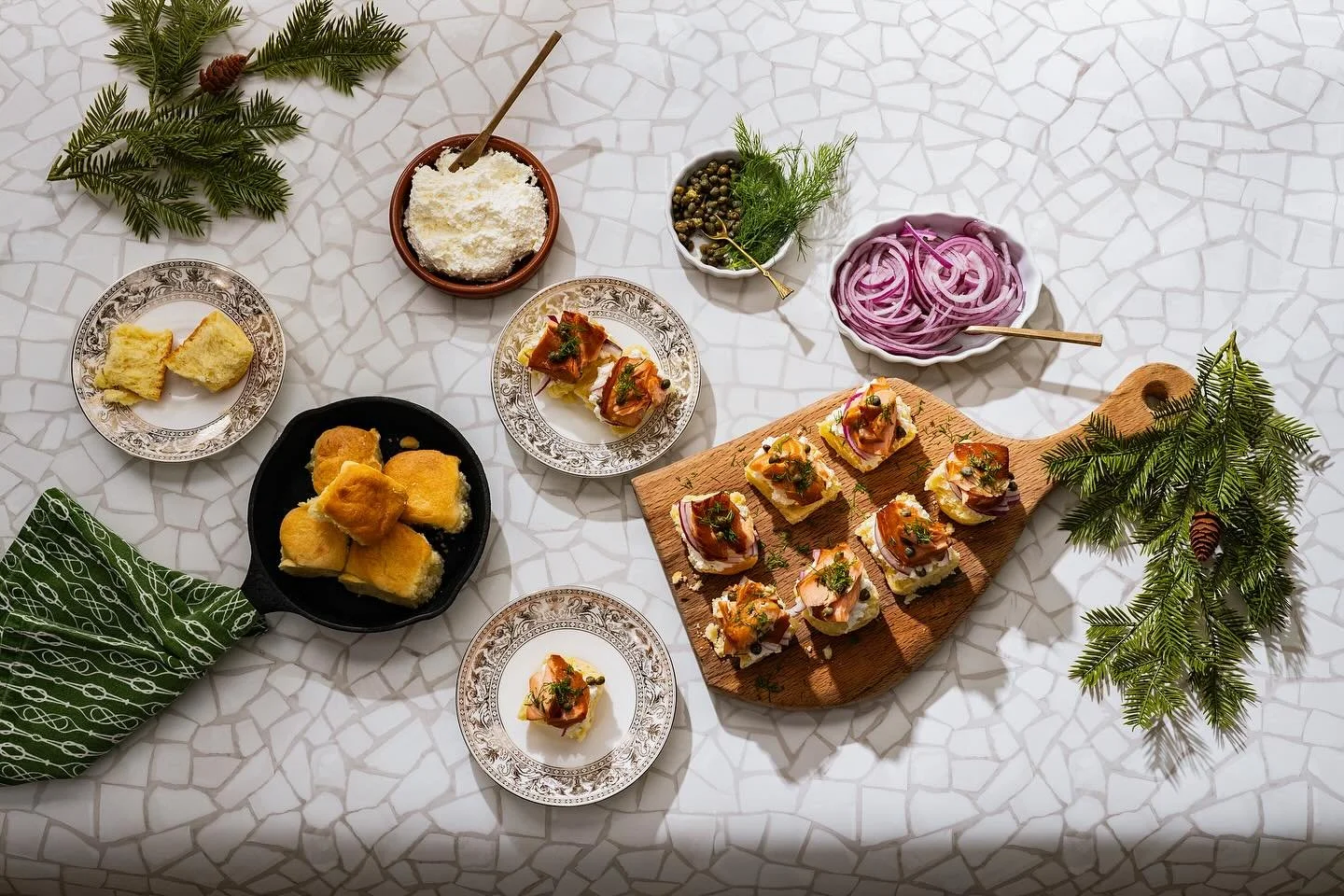 Had such a fun time shooting with @angeloak and @callieshotlittlebiscuit ! I never would have thought smoked salmon with cream cheese, some red onions and capers on top would taste SO GOOD! 😋 And specifically on @callieshotlittlebiscuit is insane. 
