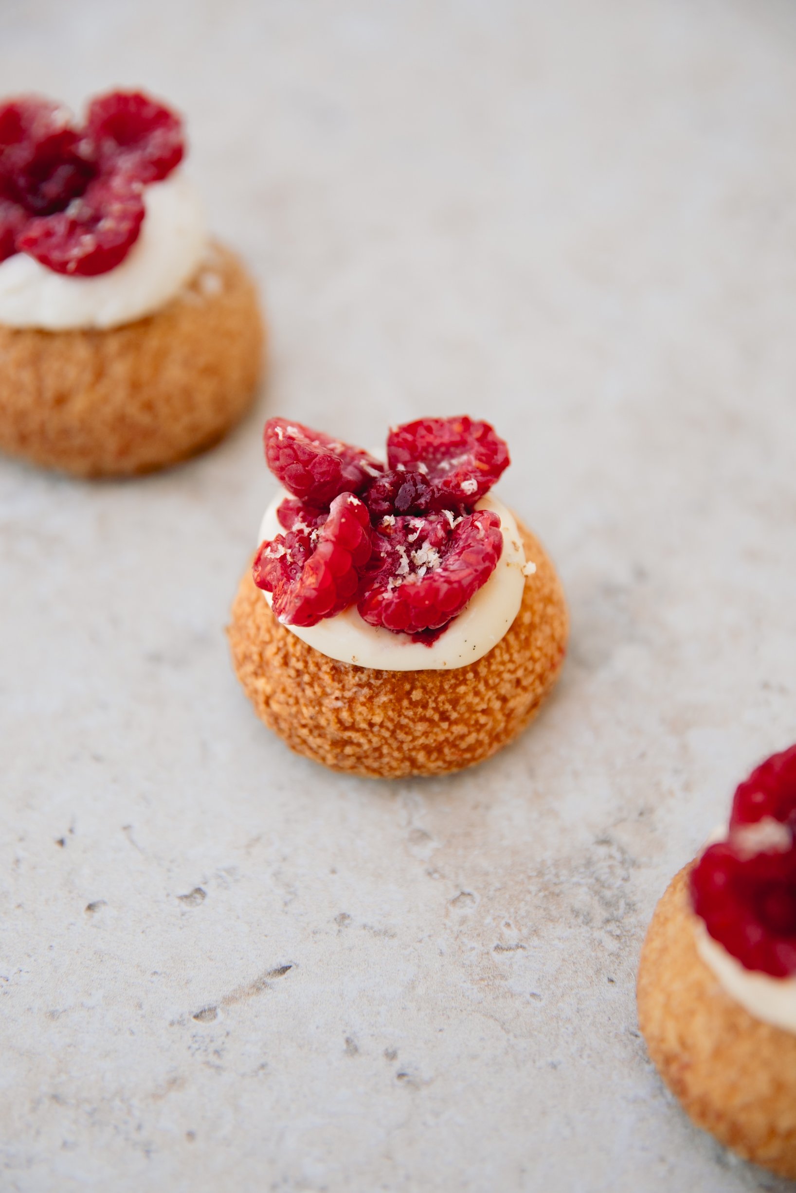 CHOU FRAMBOISE CRÈME ONCTUEUSE VANILLE
