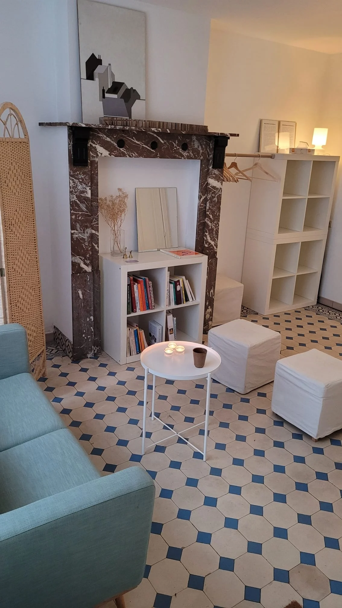 Entrée accueillante de la salle de yoga 