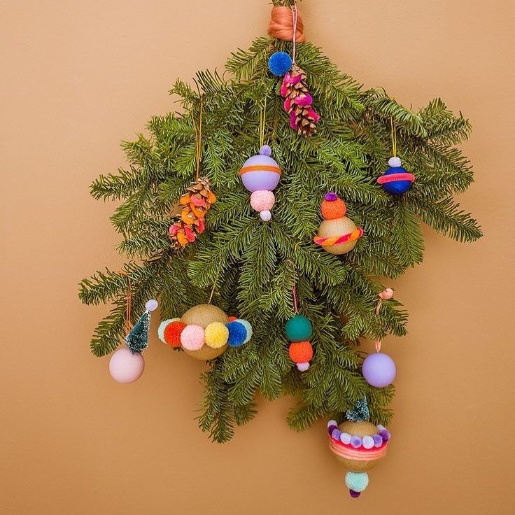 #inspiration 🎅🏼
Et si cette ann&eacute;e, on r&eacute;inventait No&euml;l ? 🎄
Pas de sapin classique, mais un bouquet suspendu de sapin stabilis&eacute; qui m&ecirc;le nature et fantaisie avec une touche color&eacute;e ! ✨

Envie de cr&eacute;er v