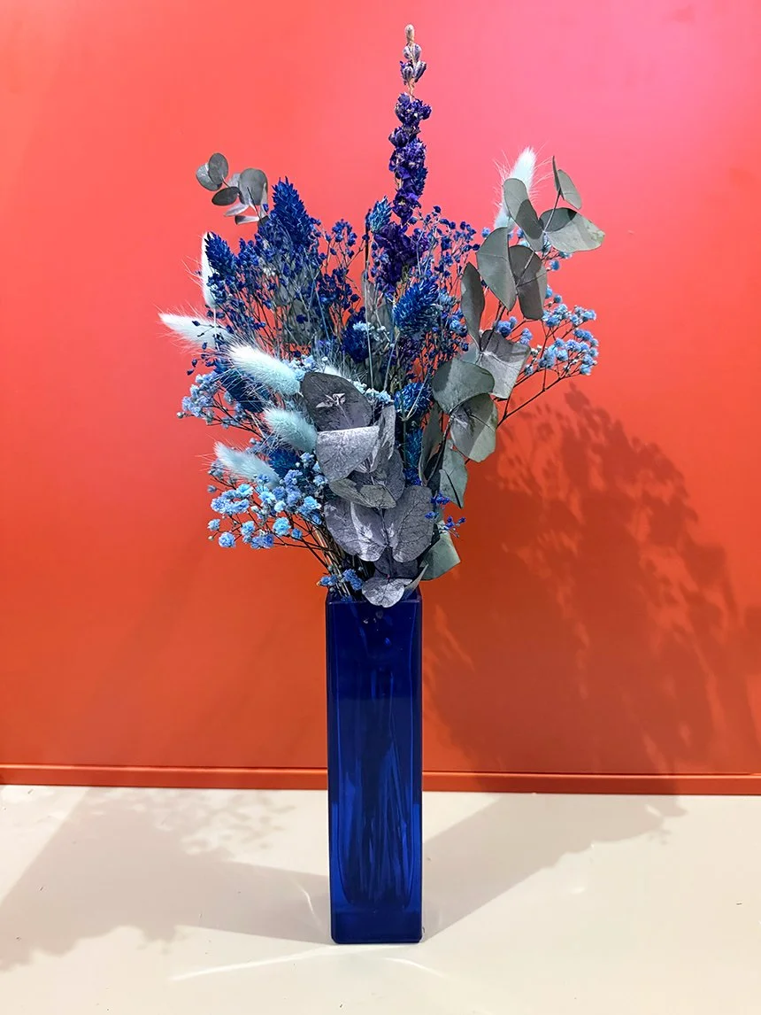 Moyen bouquet de fleurs séchées monochrome bleu
