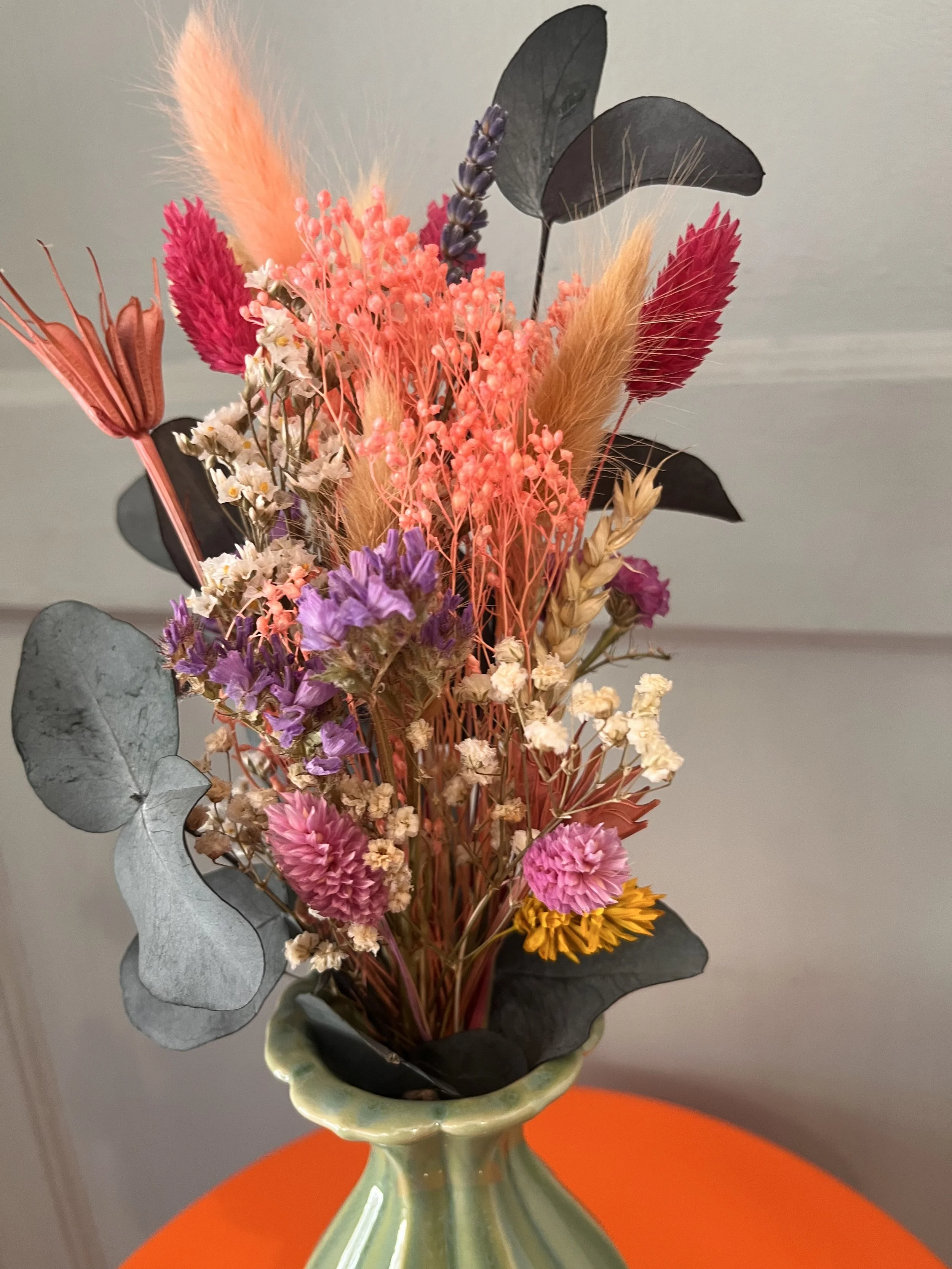 gros plan bouquet eucalyptus vase vert.jpeg