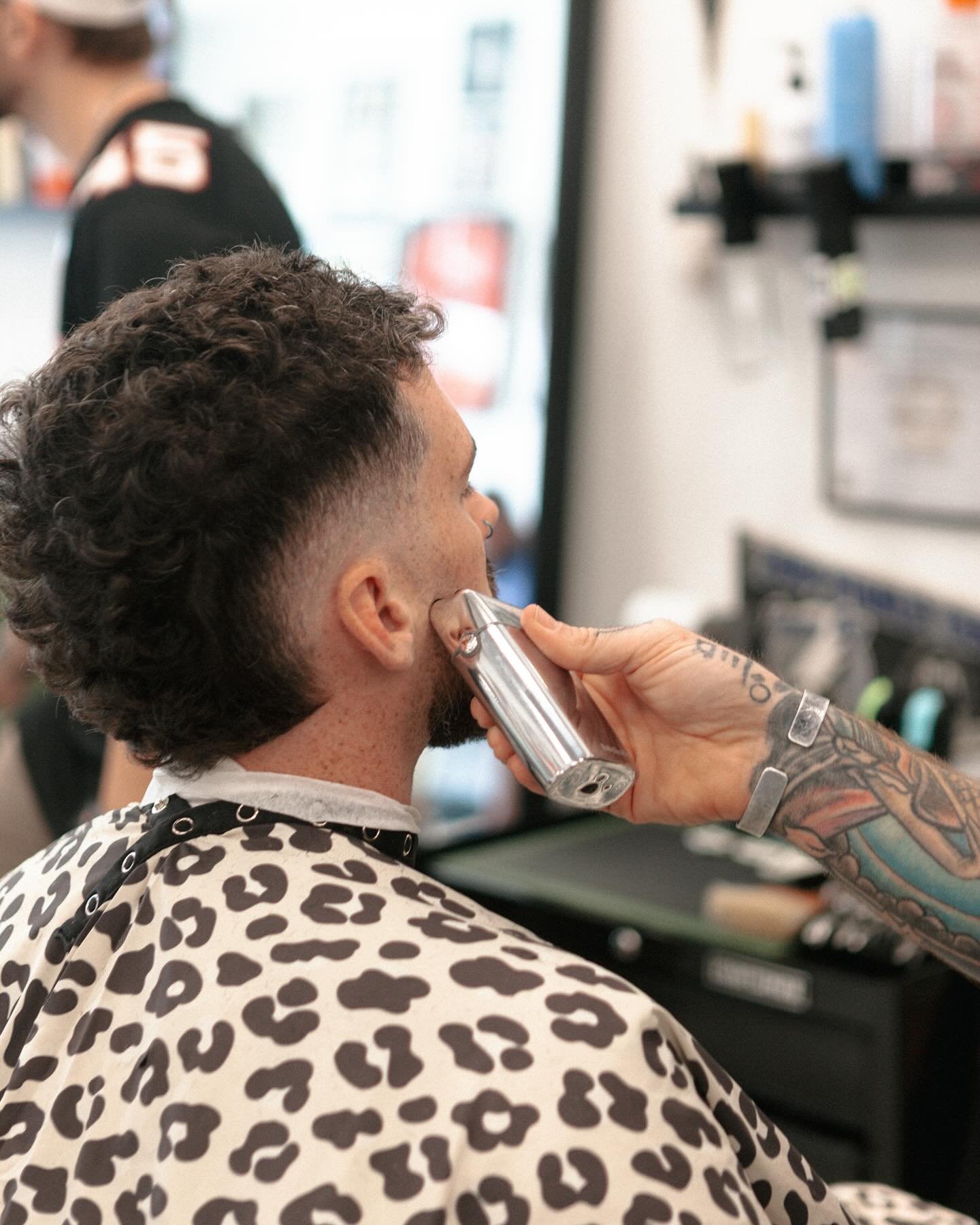 𝐁𝐨𝐨𝐤𝐢𝐧𝐠 𝐟𝐨𝐫 𝐭𝐡𝐞 𝐰𝐞𝐞𝐤𝐞𝐧𝐝 ⁣
⁣
𝐌𝐇𝐁𝐋𝐕𝐂𝐊.𝐂𝐎𝐌⁣
⁣
⁣
⁣
#barber #tampa #tampabarber #tampabarbershop #barberevo #americansalon #modernsalon #barbershop #haircut #barbershopconnect #fade  #barbers #hairstyle #jrl #barbering #style