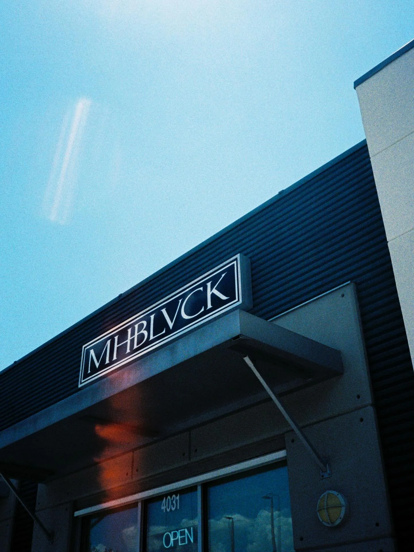 Dale mabry film sesh. ⁣
⁣
@mhblvck @rickeypkim ⁣
⁣
⁣
⁣
#tampa #tampabarber #tampabarbershop #tampasalon #modernsalon #americansalon #behindthechair #downtowntampa #tampariverwalk #haircut #hairstyles #barbering