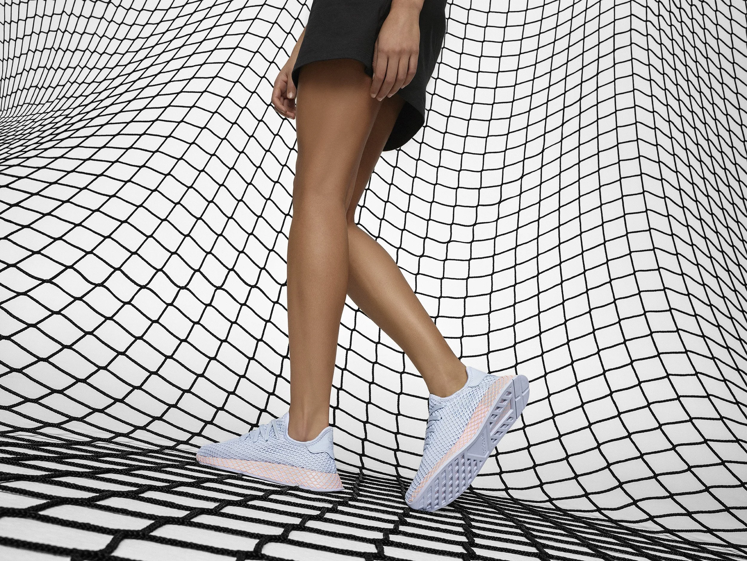 FW18_DEERUPT_DIRECTIONAL+_B37878_FEMALE_002_01711_RGB.jpg