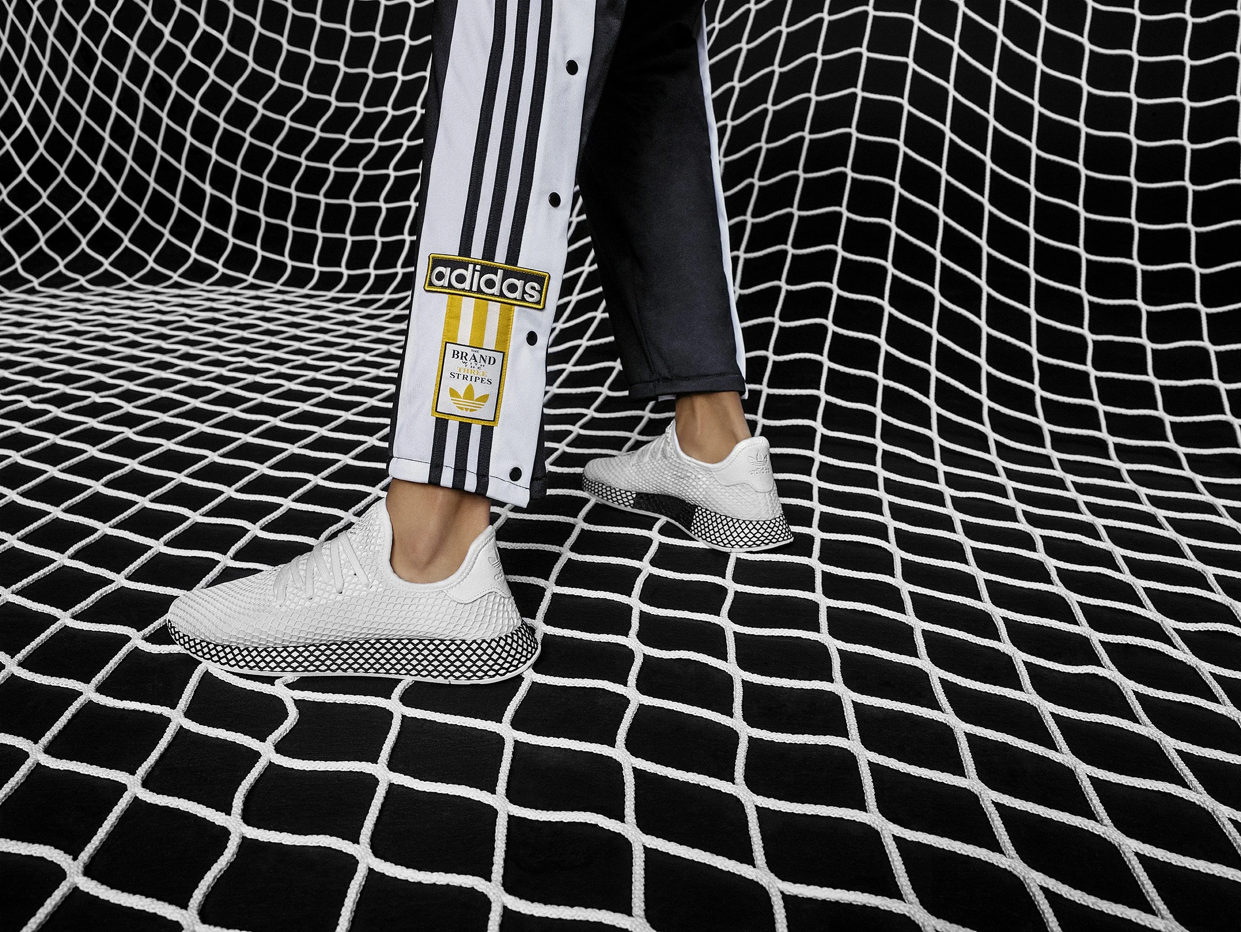 FW18_DEERUPT_FOUNDATION+_B41767_MALE_003_00571_RGB.jpg