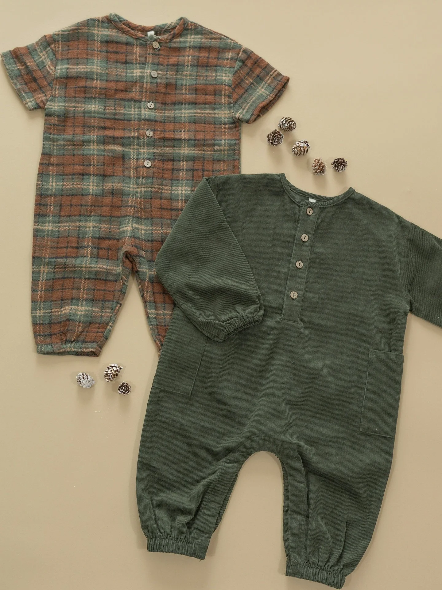 minimalist holiday flatlays for @quincymae &amp; @ryleeandcru ❄️🎄