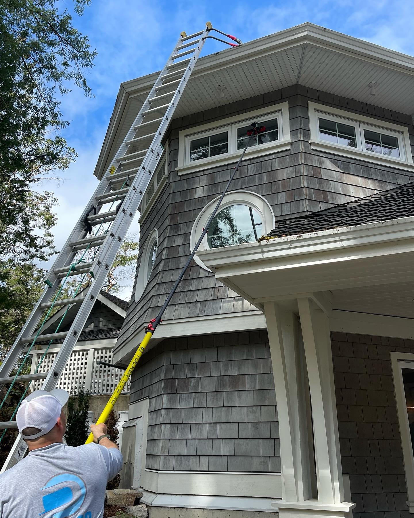 We had the pleasure to get this home ready for @dakotaridgebuilders clients. Complete roof treatment , gutter clean and windows clean 
Thank you 😊