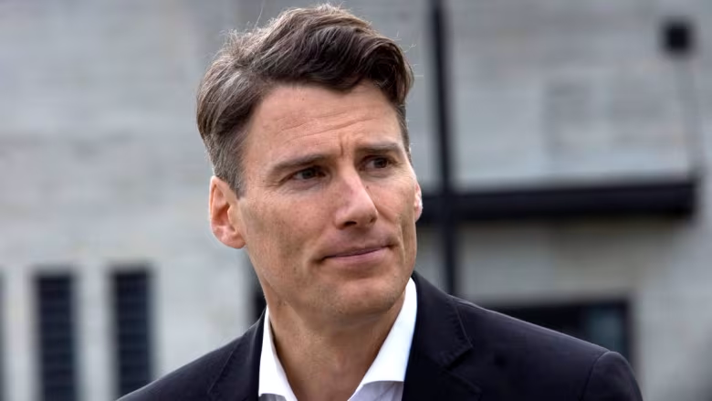 Mayor Gregor Robertson Urges Chinese Community to Fight for Funds; Visits Mingpao Office; Wishes to Preserve Chinatown’s Heritage Buildings