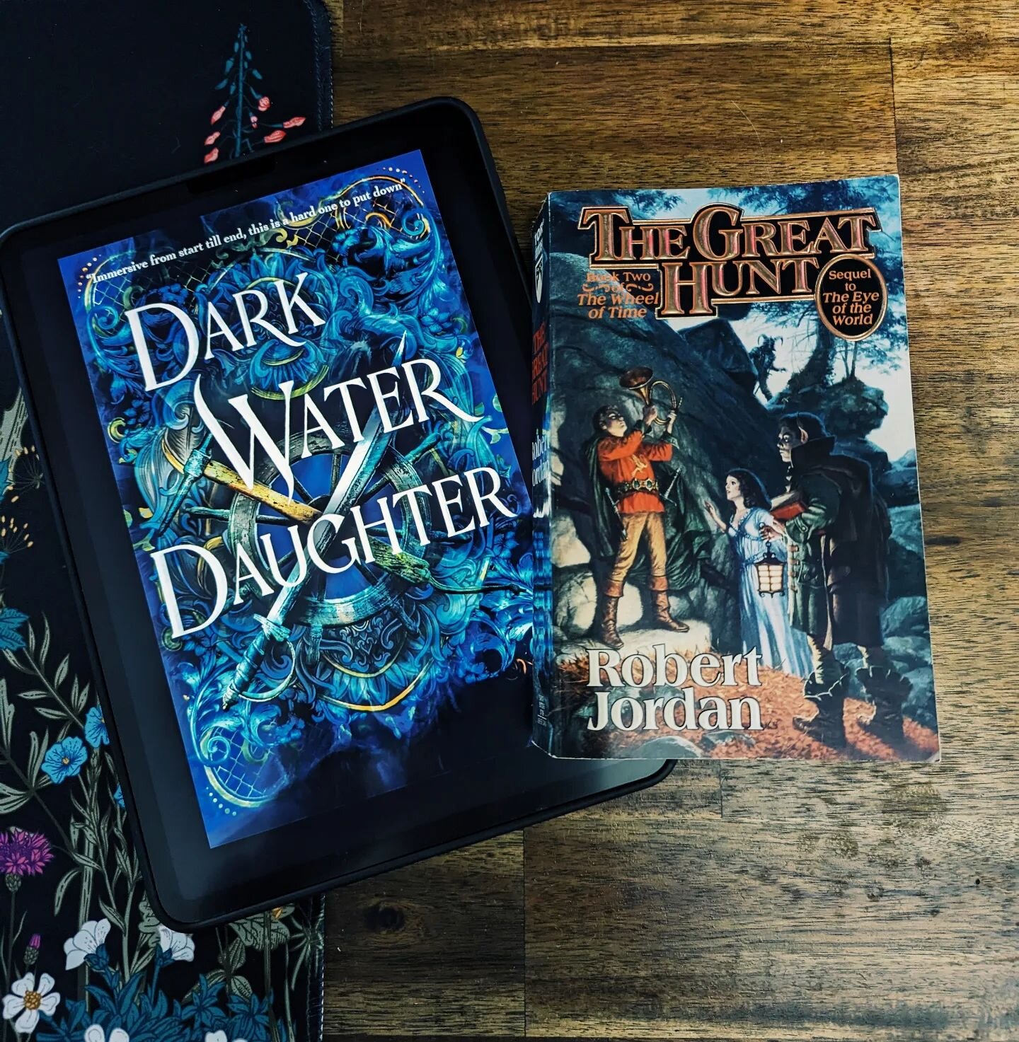 What are you reading this weekend? 

I'm currently reading the ebook of Dark Water Daughter and the audiobook of The Great Hunt. Both of them are great so far. 

#currentlyreading #weekendreading #bookstagram #darkwaterdaughter #hmlongbooks #thegreat