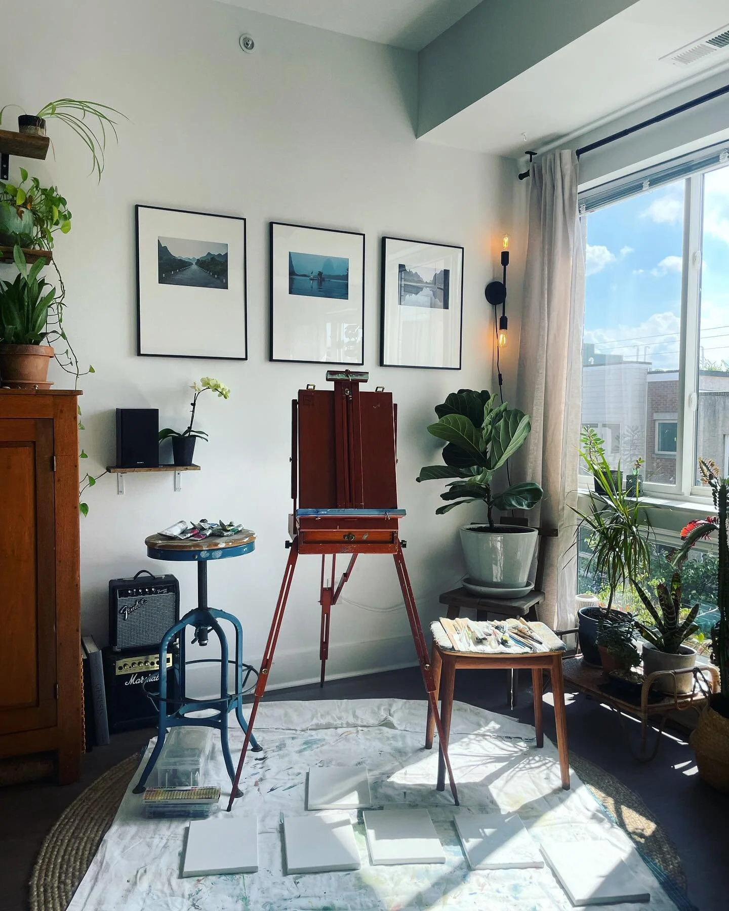 Converted the dining area to my studio for a while! Working on a little flower series to sell in a flower shop back home ✨ I have to say it&rsquo;s already a lot better than painting on the roof and having to pick little flies out of my paintings 🫣