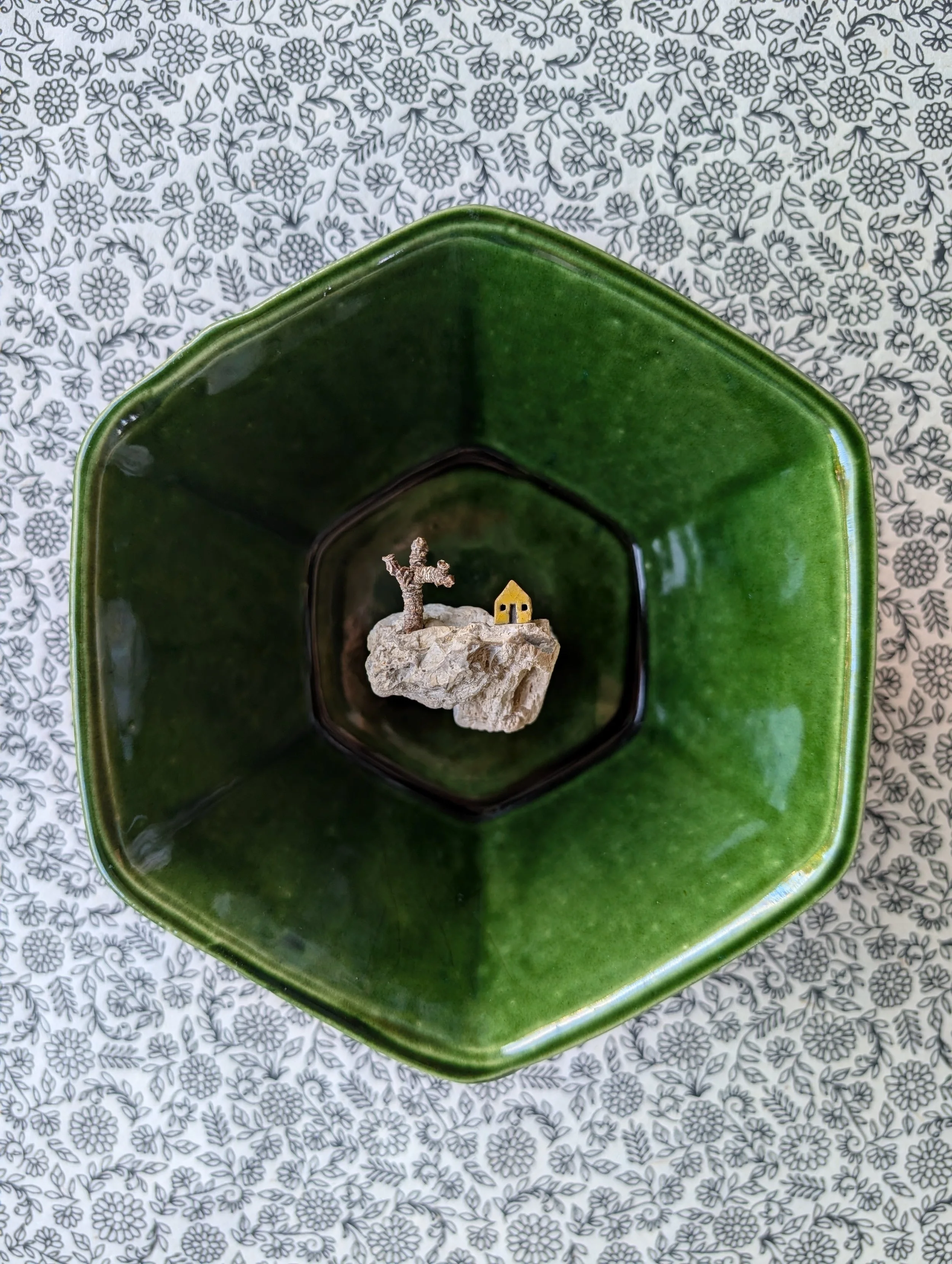 verdant haven (7.5" x 6.5" x 3.5")