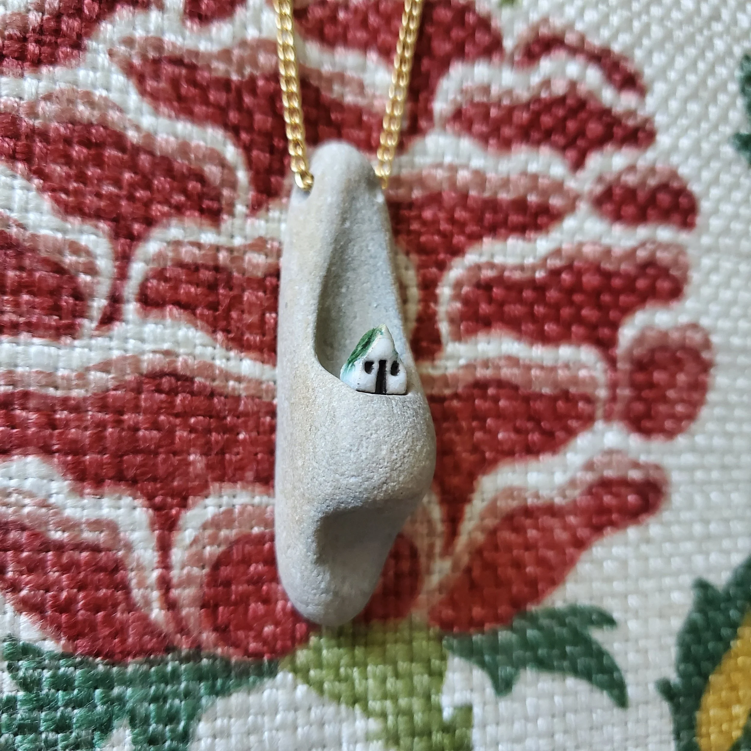 scooped stone cliff necklace (2.5" x .5" x .625")