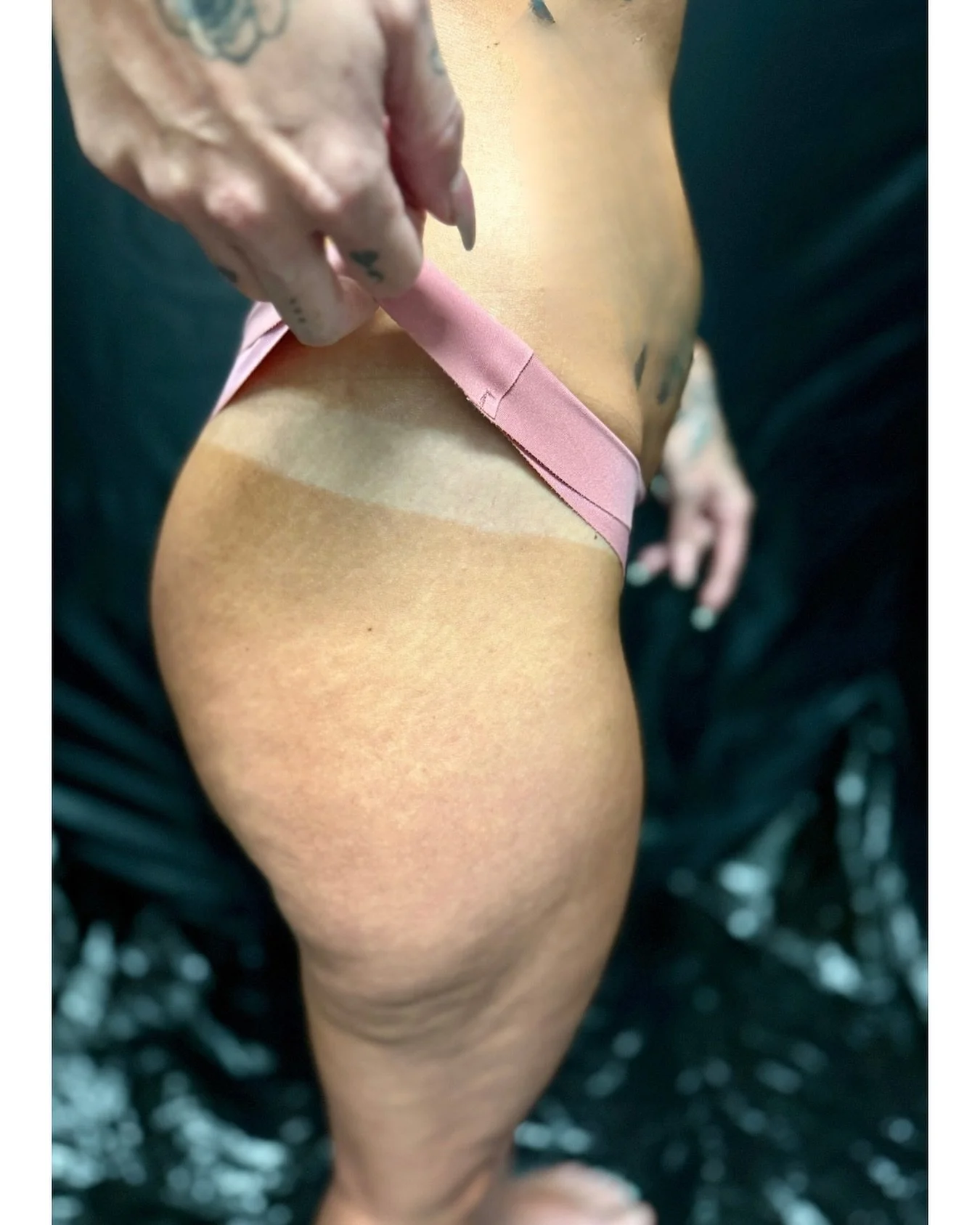 Missing that sun-kissed confidence? 
We&rsquo;ve got you covered! ☀️ Keep your glow going all winter with a custom spray tan that lasts up to two weeks &mdash; no vacation required.

📞 587-783-1252
👩&zwj;💻 www.glowbyrita.com

#spraytan #glowingski