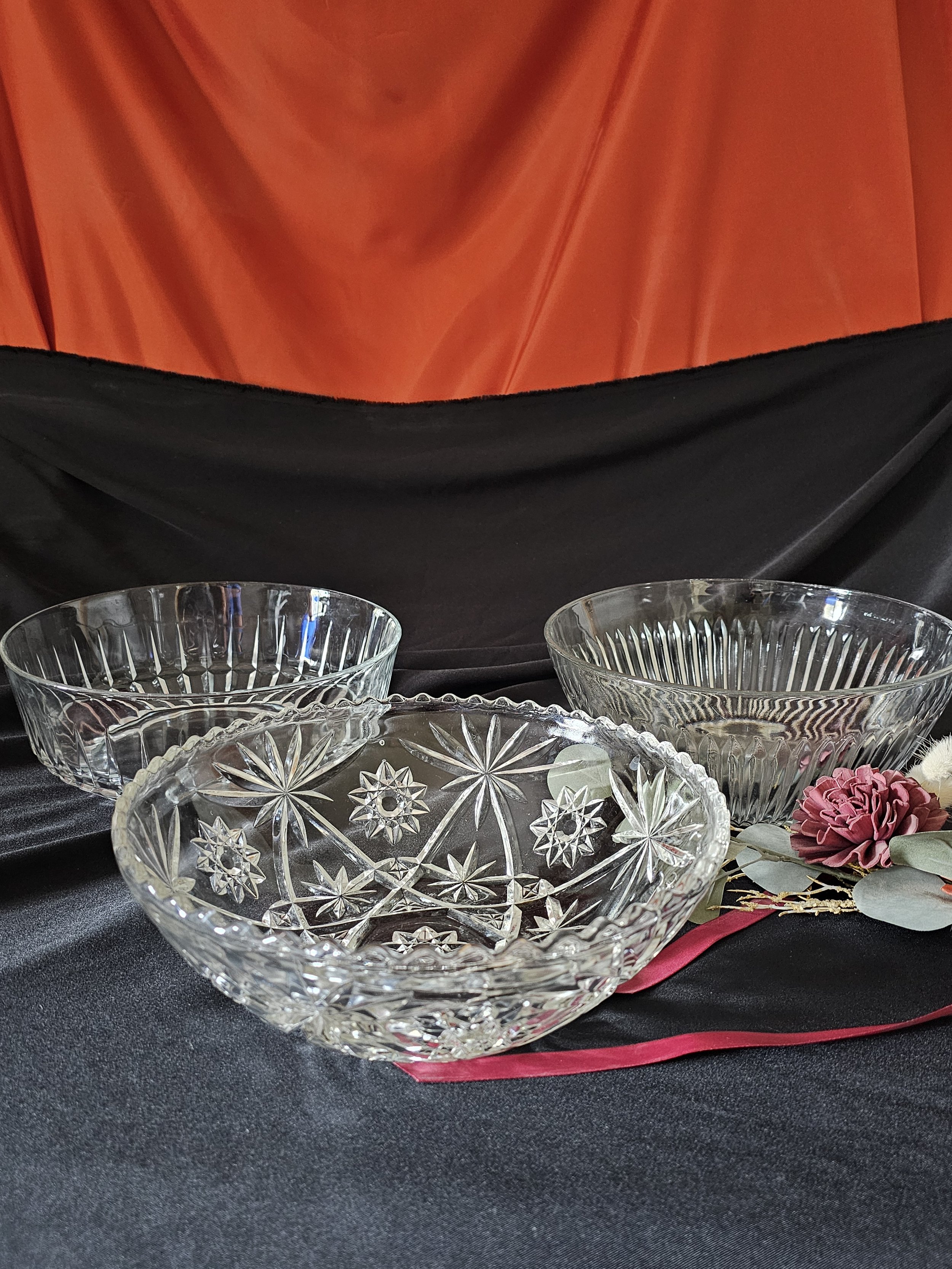 Crystal serving bowl set
All 3 in set
Biggest 11" wide x 4 " tall
Smallest 10" wide x 4" tall
$9 for set of 3
