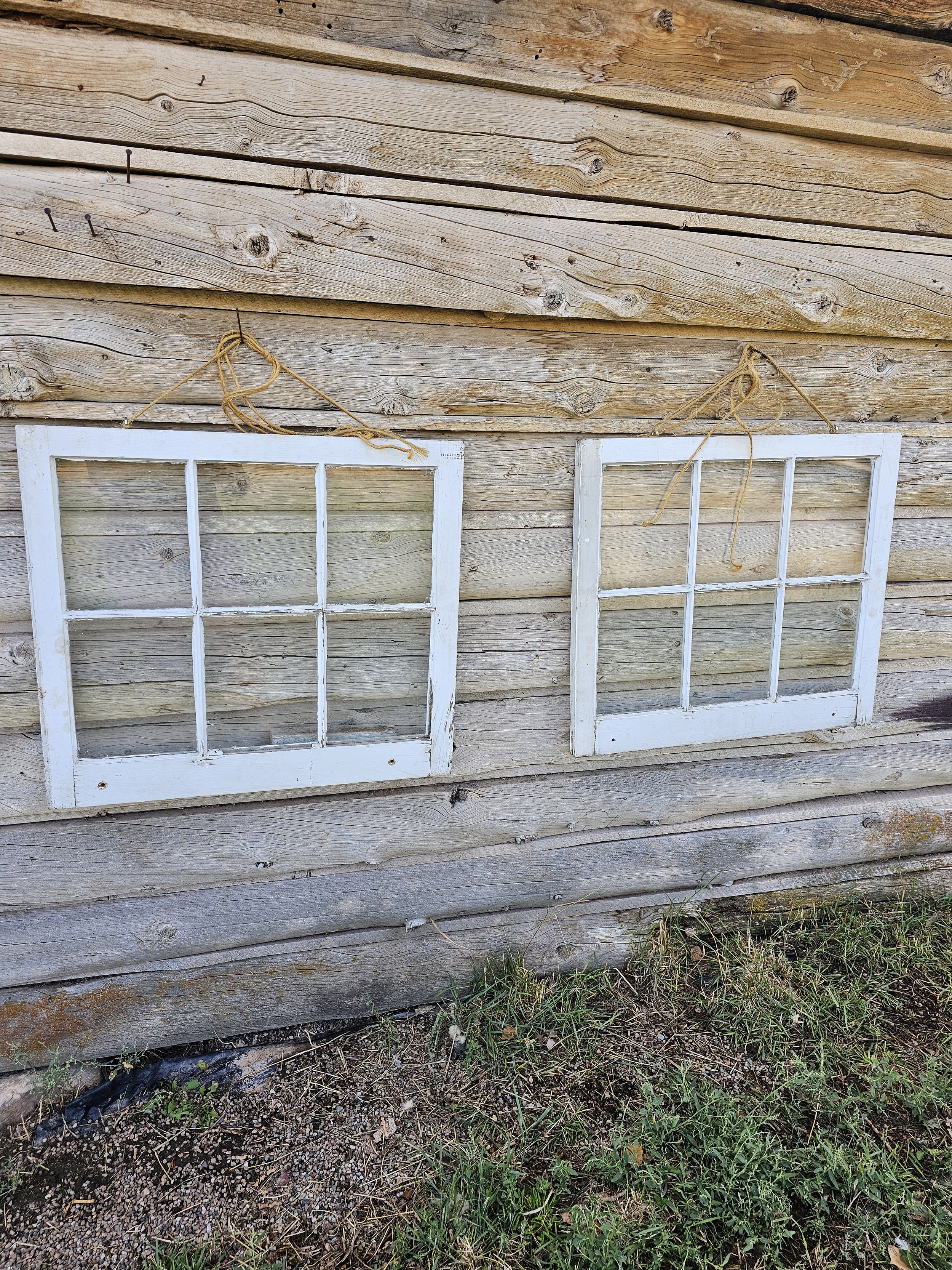 Vintage wood glass pane windows. Rustic white paint, 2 panes have cracks. Use as a backdrop or picture display. eyelets installed for hanging.
2 matching available. 28" wide x 25" tall / $25 for set of 2