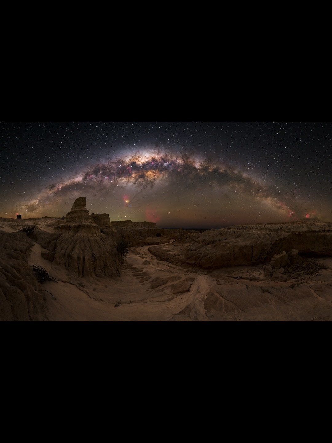 Outback Dreams 

A few months back my brother from another mother @distantlightphotos and I took a road trip out to Mungo National Park. We were lucky with the weather and had completely clear skies for both nights we camped. With Bortle class 1 skie