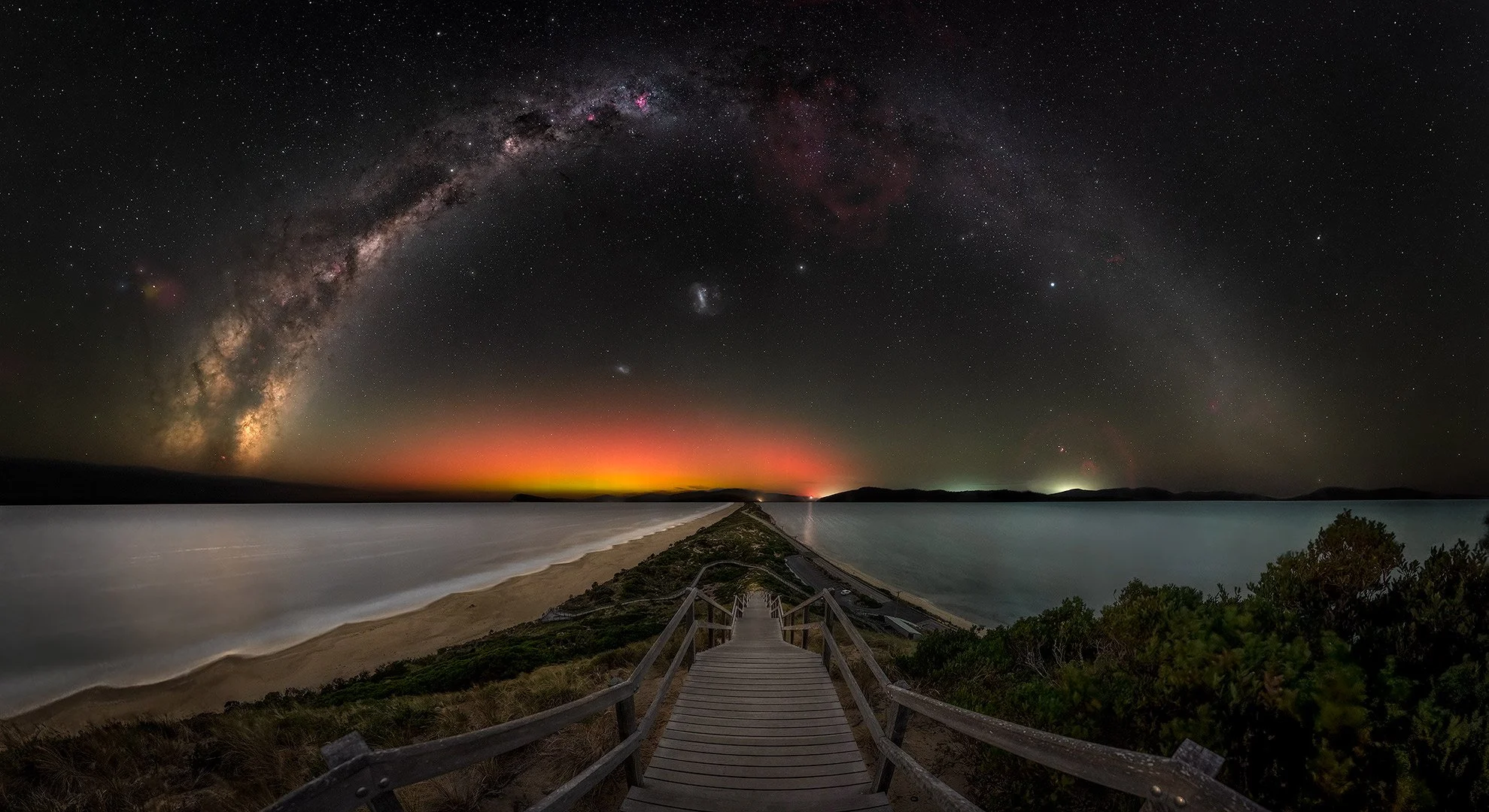 Neck_Panorama_Aurora_MilkyWay_BrunyIsland.jpg