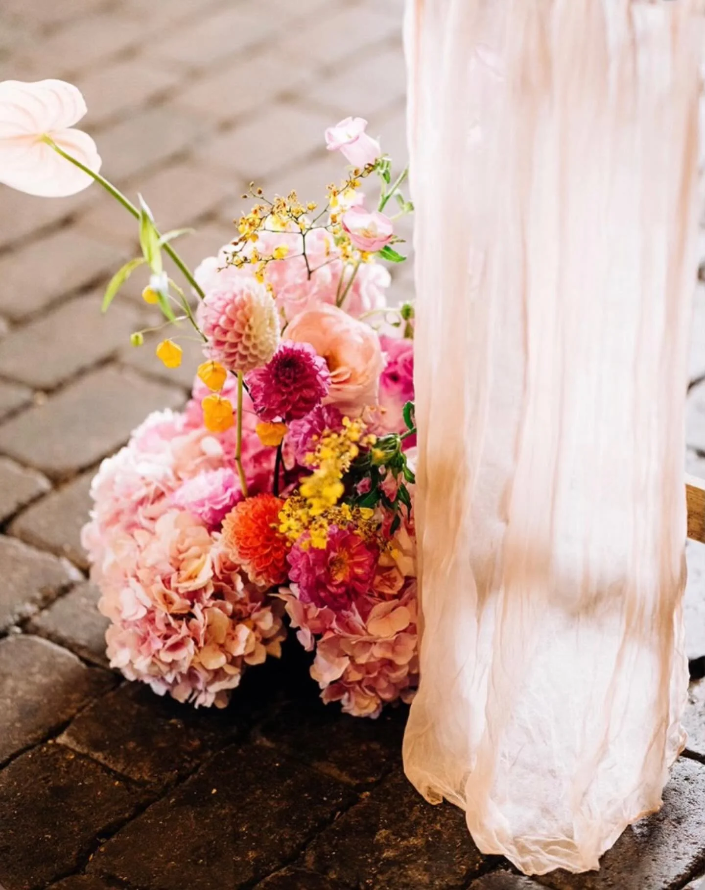 A joyful mix of dahlias, hydrangeas and delicate dancing stems 🌸✨
Blush, coral and golden pops layered with texture &mdash; romantic, playful and full of life 🤍

Captured by @duntons_photography 
Venue @elmleynature 
Florals @whatalovelybunch 

#Da