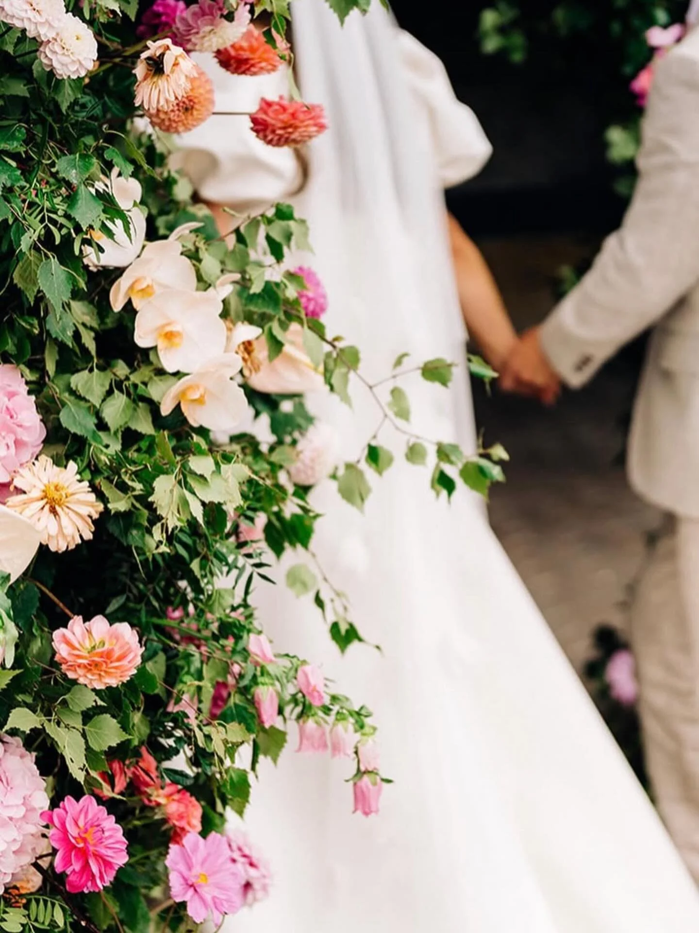 Where love blooms and petals tell the sweetest story 🤍🌸✨ A dreamy cascade of soft dahlias, delicate orchids, and garden roses creating the perfect romantic backdrop at @elmleynature 

For Sophie &amp; Sam 🫶🏻 

Captured by @duntons_photography 
Fl