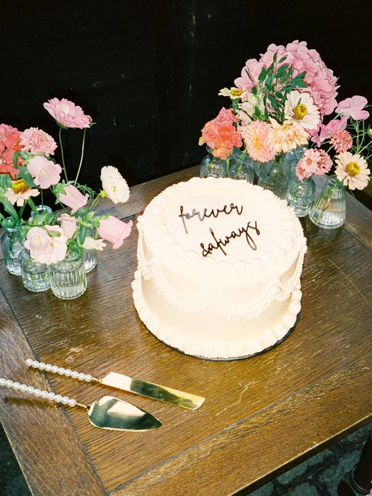 I still can&rsquo;t get over this dreamy cake shot captured on film by @duntons_photography at the iconic @elmleynature ✨

The cake was styled with the couple&rsquo;s table flowers &mdash; soft pink and peach blooms including campanulas, zinnias, sca