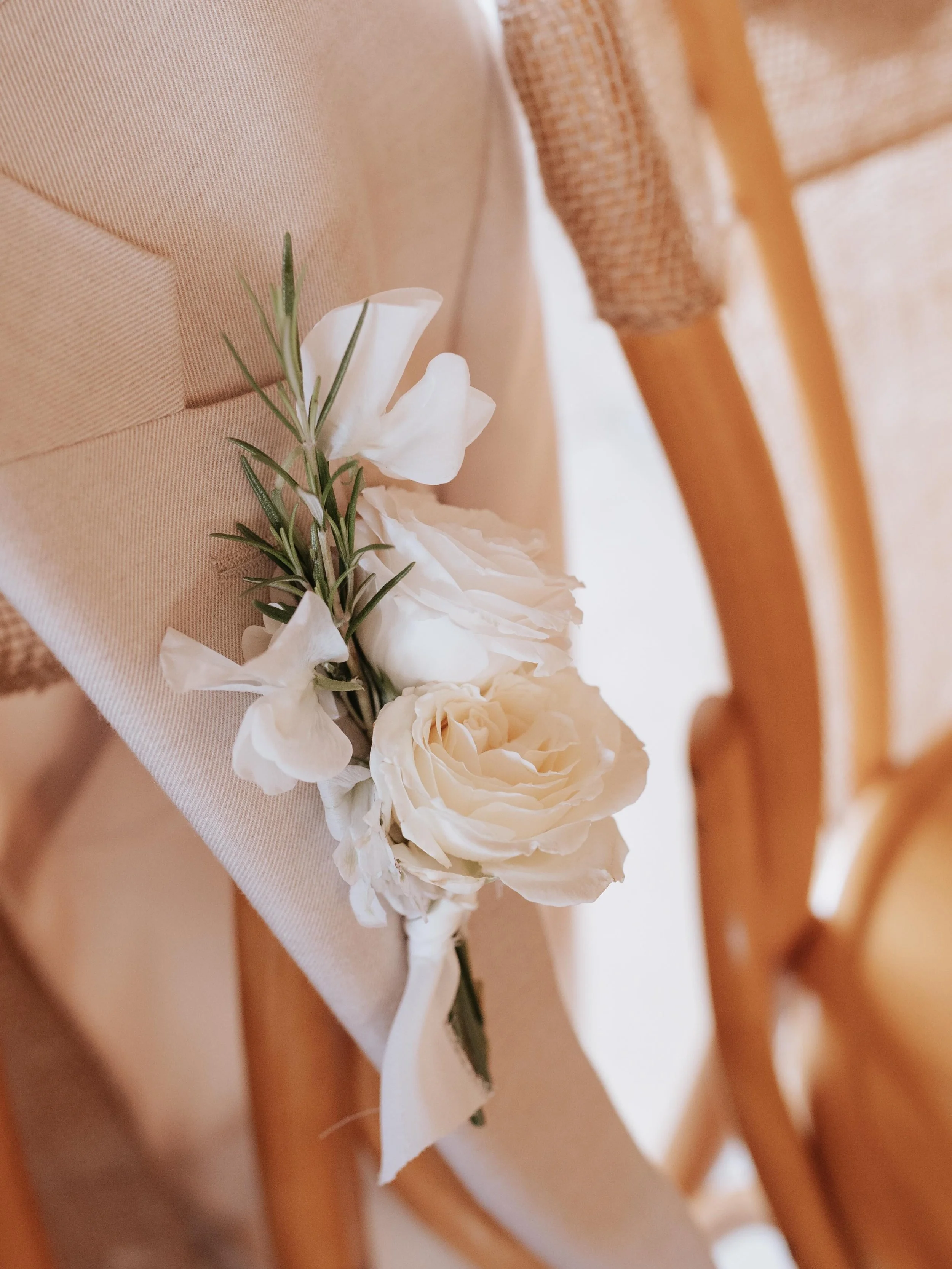 Joe&rsquo;s Buttonhole 🤍✨ 

A perfect blend of scented florals ready for the beautiful moment Joe married Libby last September. 

Photographer  @weddingsbyisabellekate_ 
Florals @whatalovelybunch 

#KentFlorist #LondonFlorist #BridalBouquet #LuxuryW