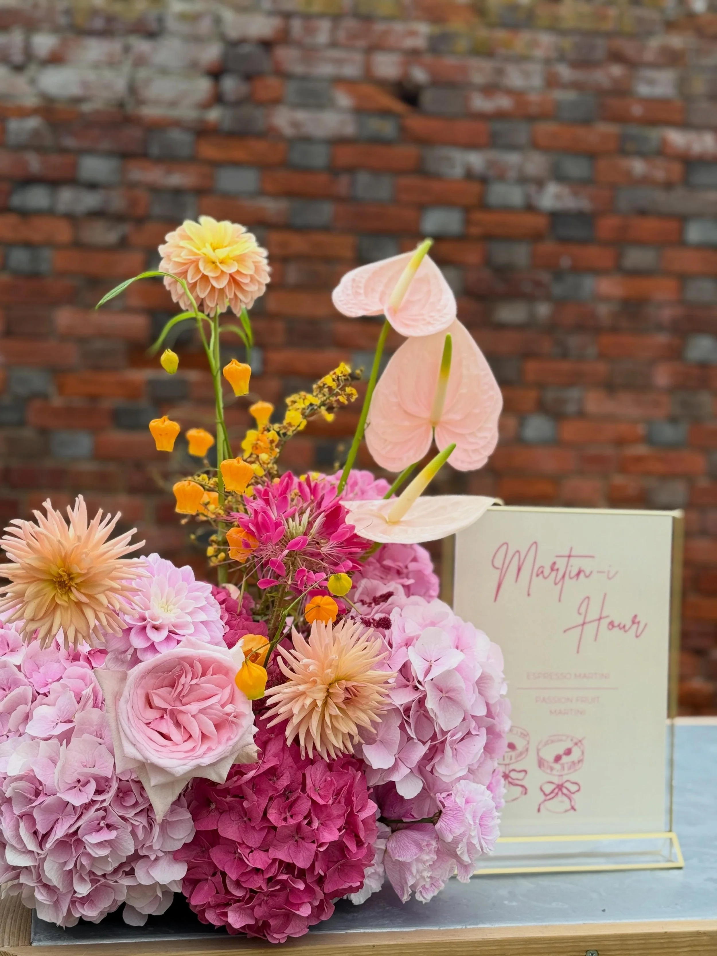 Can&rsquo;t beat a bit of personalised wedding signage, how dare they be SO CUTE 🍸 🌸✨ 

Loved this floral moment for Sophie and Sam&rsquo;s cocktail bar, this palette got me good. 

Venue @elmleynature 
Florals @whatalovelybunch 

#elmleynaturerese