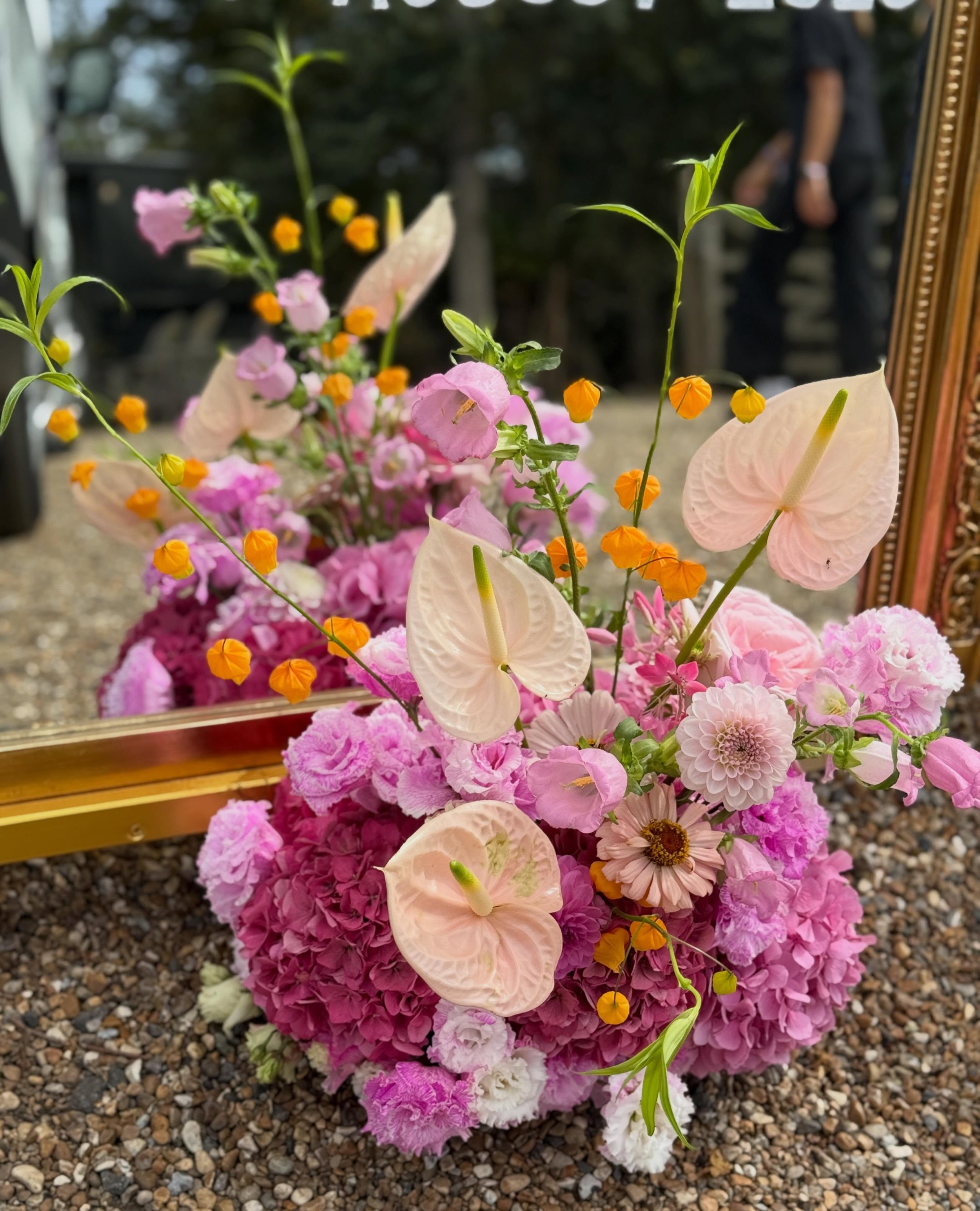 A little mirror styling moment 🫶🏻 This was my first time working with Sandersonia and I ADORED them. Each stem gives so much interest with their delicate lanterns and winding leaves. A 10/10 from @tombrownwholesaleflorist 

Venue @elmleynature 
Flo