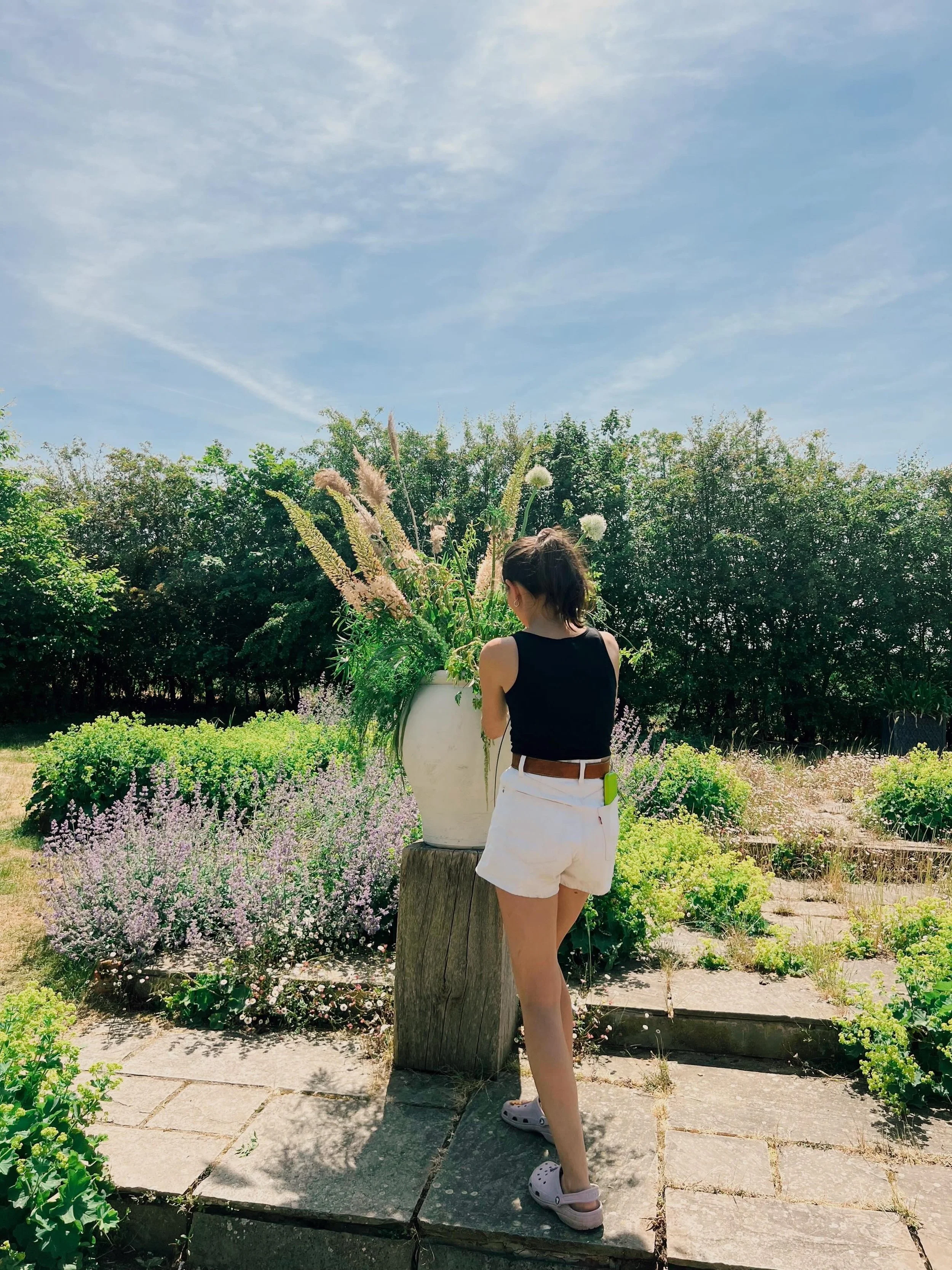 An arrangement designed to feel effortless, organic, and in conversation with the landscape using sculptural alliums, airy grasses, and seasonal blooms in a naturally abundant composition.

With enormous thanks to the vase queen herself @jaz_mchamber